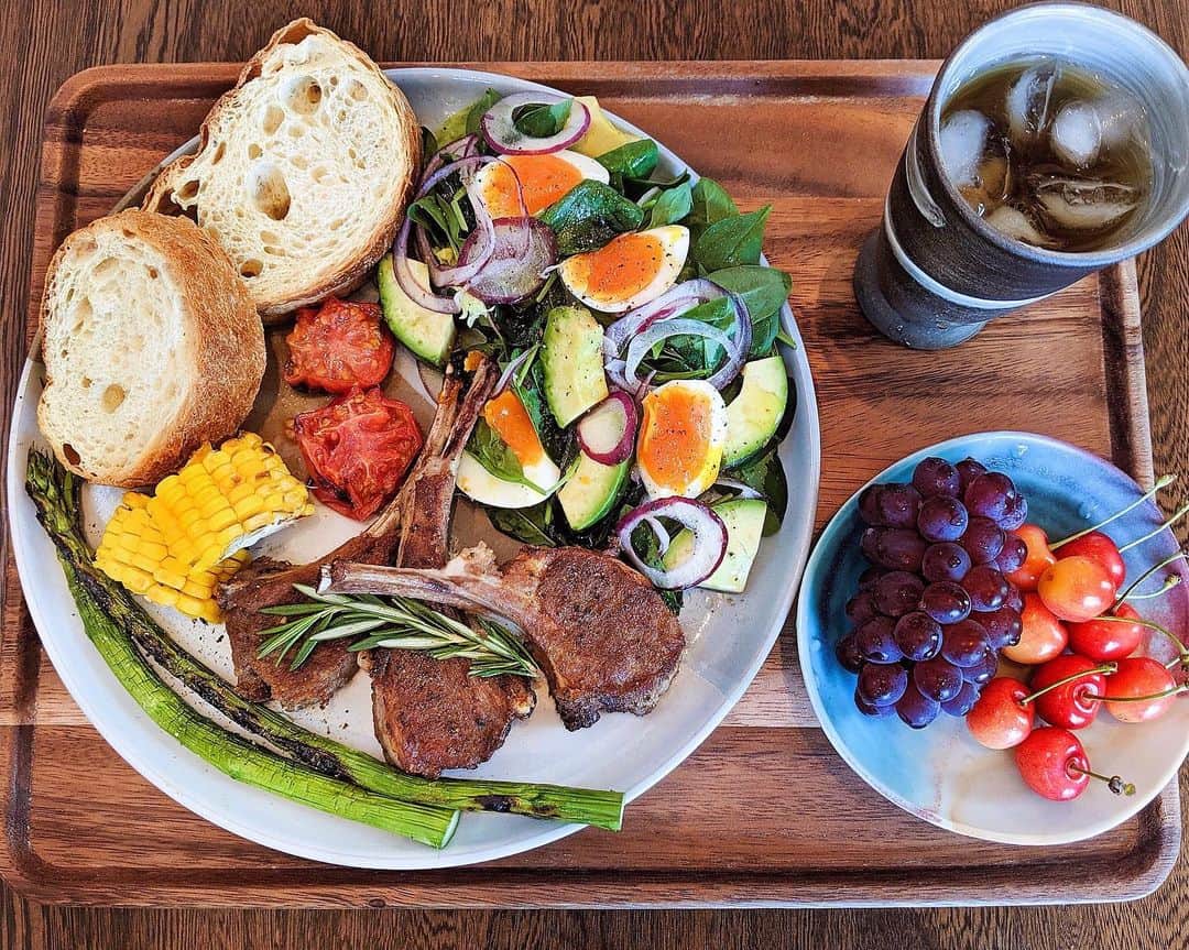 ソンイのインスタグラム：「日曜のお家ランチ #ソンイ飯 🍽🥑🌽🍅﻿ ﻿ 🥓🧂ラムチョップ﻿ 🥗🥑アボカドと卵のシンプルサラダ﻿ 🍅🌽グリル野菜(トマト、とうもろこし、アスパラ)﻿ 🥖マッサモーレ﻿ 🍇🍒さくらんぼ、デラウェア﻿ ﻿ ラムチョップに岩塩とブラックペッパー、そしてクミンをたっぷりと振りかける味が大好きなの🤤🧂🧡﻿ 3枚目見て〜！ゆで卵の半熟具合が完璧にできた🥚✌🏻﻿ 6分30秒の茹で時間が、殻の剥きやすさも半熟具合も好み🐣﻿ 100均とかに売ってるグッズで殻に小さな穴開けてから茹でると剥きやすいよ🐣﻿ 本当は5分30秒とかの黄身のとろとろ具合が好きなんだけど、半熟過ぎて殻剥く時に潰しがち😂﻿」