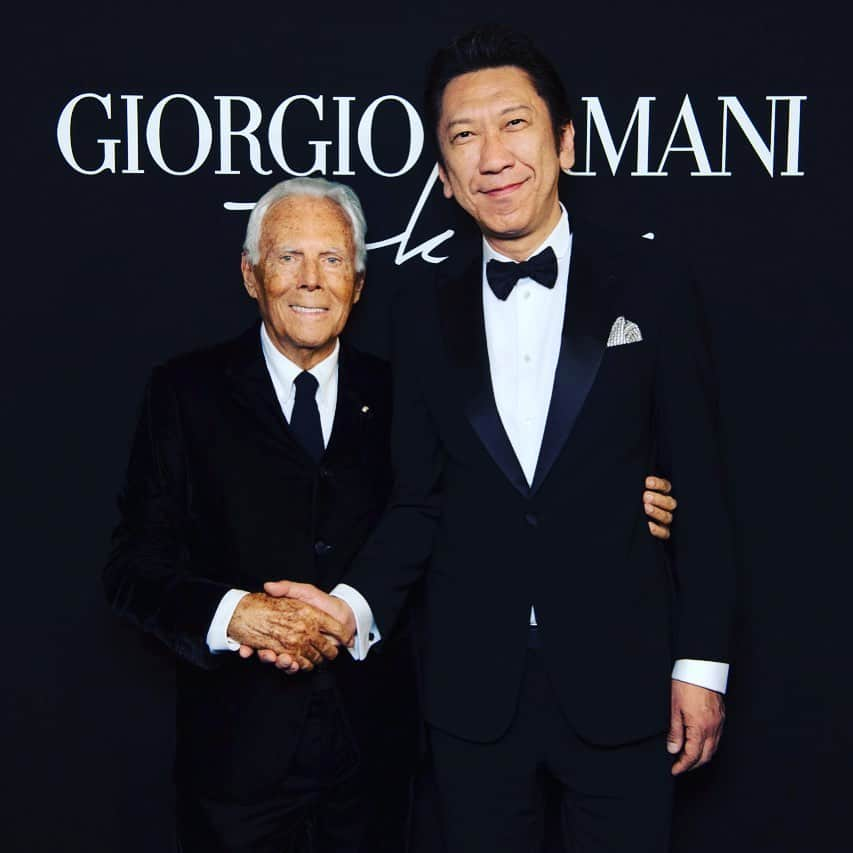 布袋寅泰さんのインスタグラム写真 - (布袋寅泰Instagram)「“GIORGIO ARMANI 2020 CRUISE COLLECTION SHOW”でのファッション界の巨匠、アルマーニさんとの夢のような記念写真が届きました。歳を重ねる毎にタキシードが似合う男を目指したい。I'd like to look better in a tuxedo each year.  #georgioarmani #tomoyasuhotei #armani #布袋寅泰 #fashion #italy #blacksuit #guitarist」6月25日 17時05分 - hotei_official