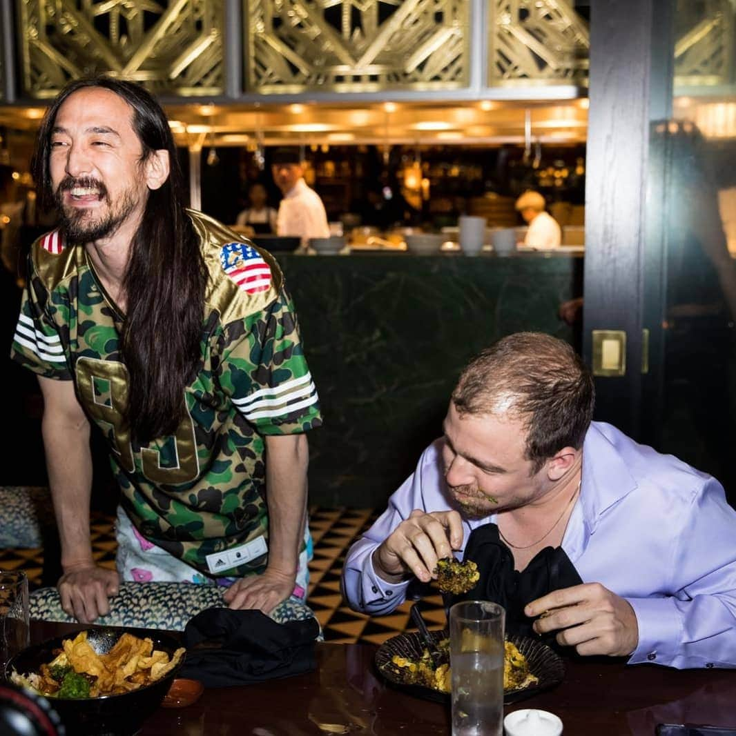 スティーヴ・アオキさんのインスタグラム写真 - (スティーヴ・アオキInstagram)「We get weird in Boston! Dude almost ate a whole cauliflower under a minute @mystiqueboston & grand opening of @memoireboston was lit af for a Monday night.」6月25日 17時06分 - steveaoki