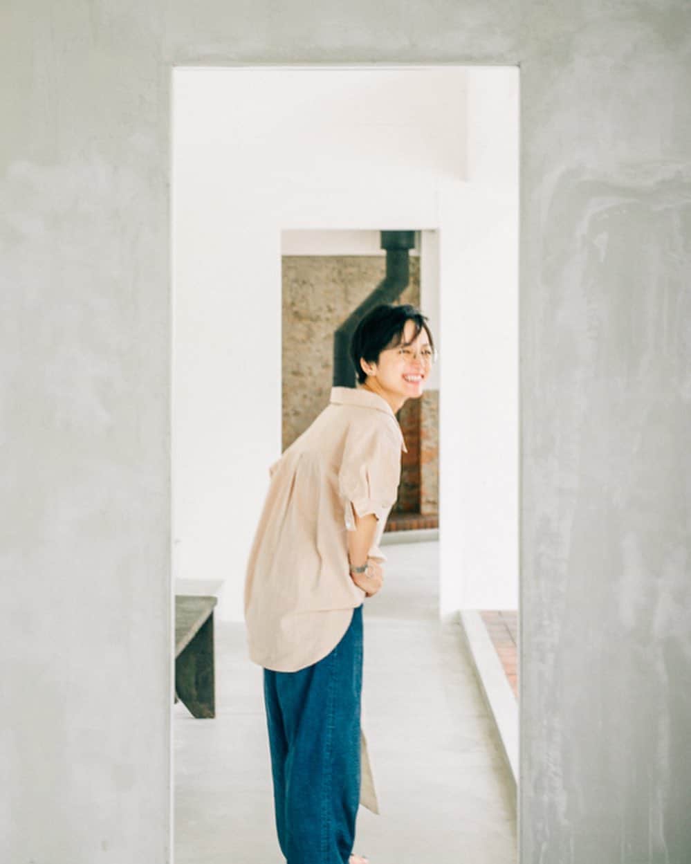 のインスタグラム：「miyako takayama × oblekt __________________  モデル 高山都さん @miyare38 と oblekt のスペシャルコラボレーション。デザインはもちろん、シルエットや生地・ボタンなど、都さんのセンスとこだわりが詰まった、全5型 11アイテムです。 すでにSold outのアイテムもございますので、お早めにお求めくださいませ。（追加販売は未定となっております） __________________ オープンカラーシャツ （OB19SS-TM-03） 広く開いた襟ぐりがデコルテを美しく見せる、美シルエットのオーバーサイズシャツです。ゆったりとしたサイズ感や袖のボリュームが身体を華奢に見せてくれる効果も。後ろが長いデザインになっているので、1枚で様になるデザインです。環境に優しい再生ポリエステルの原料でお作りしており、少しハリ感のあるナチュラルな素材で夏のスタイルにぴったりな1枚です。 __________________ #oblekt #miyakotakayama #collaboration #lifestyle #tokyo #japan」