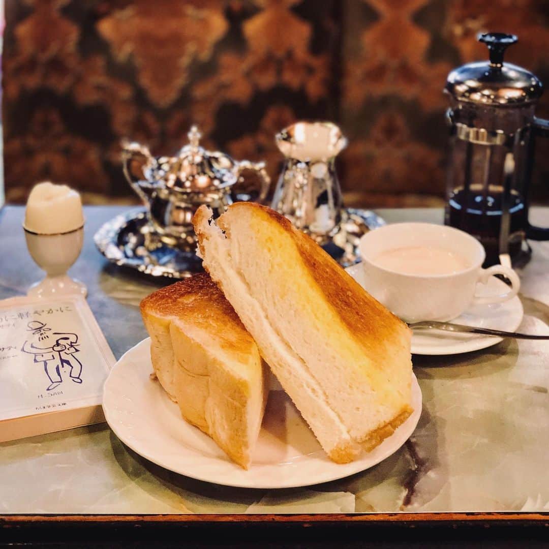 前田紀至子さんのインスタグラム写真 - (前田紀至子Instagram)「広辞苑ほど分厚いトーストと、限界までクリームを入れたミルクティーのモーニング。 11時までの提供なのも嬉しい。 #モーニング巡り」6月25日 17時08分 - ki45m