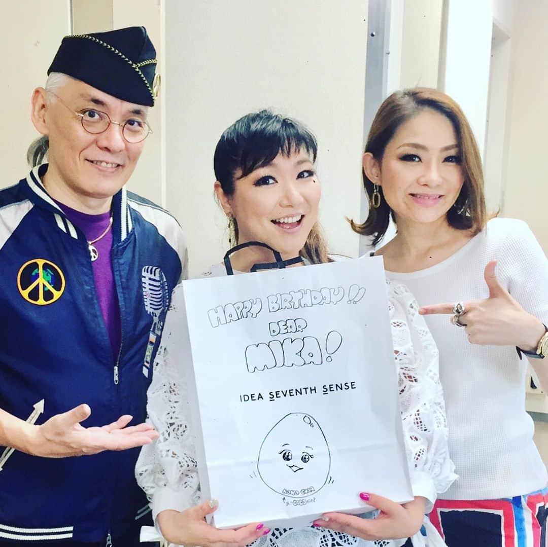 有坂美香のインスタグラム：「美季ちゃんの計らいで♫  少し早めにお誕生日のお祝い頂きましたー❤️❤️❤️❤️❤️❤️ 直樹さんがバッグにお絵描きしてくれました♫とっても嬉しい😃  美季ちゃん、直樹さん、ありがとう♫  今日は先月の中野サンプラザ、振替公演です♫♫♫♫♫♫ 張り切ってまいりましょー💕 An early birthday surprise!!! Thank you, super brotha and sista❣️ #birthdaysurprise #june28th #628 #bornonjune28th  #funkyflag #tasteofmartinitour2019 #funkyflagloveparade #鈴木雅之 #高尾直樹 #宮本美季 #有坂美香 #tourlife #backingvocal  #中野サンプラザ」