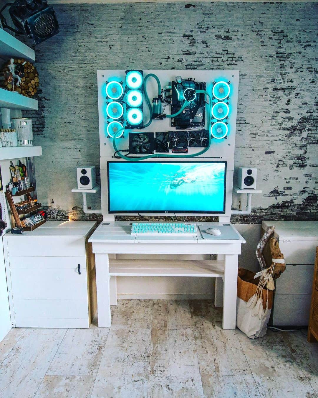 S.W.R-vintage alphabet-さんのインスタグラム写真 - (S.W.R-vintage alphabet-Instagram)「先日解禁になった、digital DIYのプロジェクト！まだまだ♬ . バックライト（ピンクネオン）を消灯したバージョン♬ . こちらはメンズの皆さんにウケか良いようです♬ . まだまだ記事公開しておりますので、作り方など見に行ってね😆 （ストーリー、ハイライトからジャンプ） . ♪ .  #pcaddicts  #videogames  #gamers  #cpu  #gamingrig  #pcgram  #pcgamer  #gamerlife  #gamingsetup  #pcmods  #gamers  #gamer  #pcmods  #pcsetup  #tech  #laptop  #desktopc  #techworld  #gamingpc  #custompc  #pc  #raleigh  #extremegaming  #instagaming  #gamerofinstagram  #gamersunite  #gamerforlife  #お前らのpcデスク周り晒していけ #ncstate  #pcsetups #次世代DIY#衝撃DIY」6月25日 17時18分 - swaro109