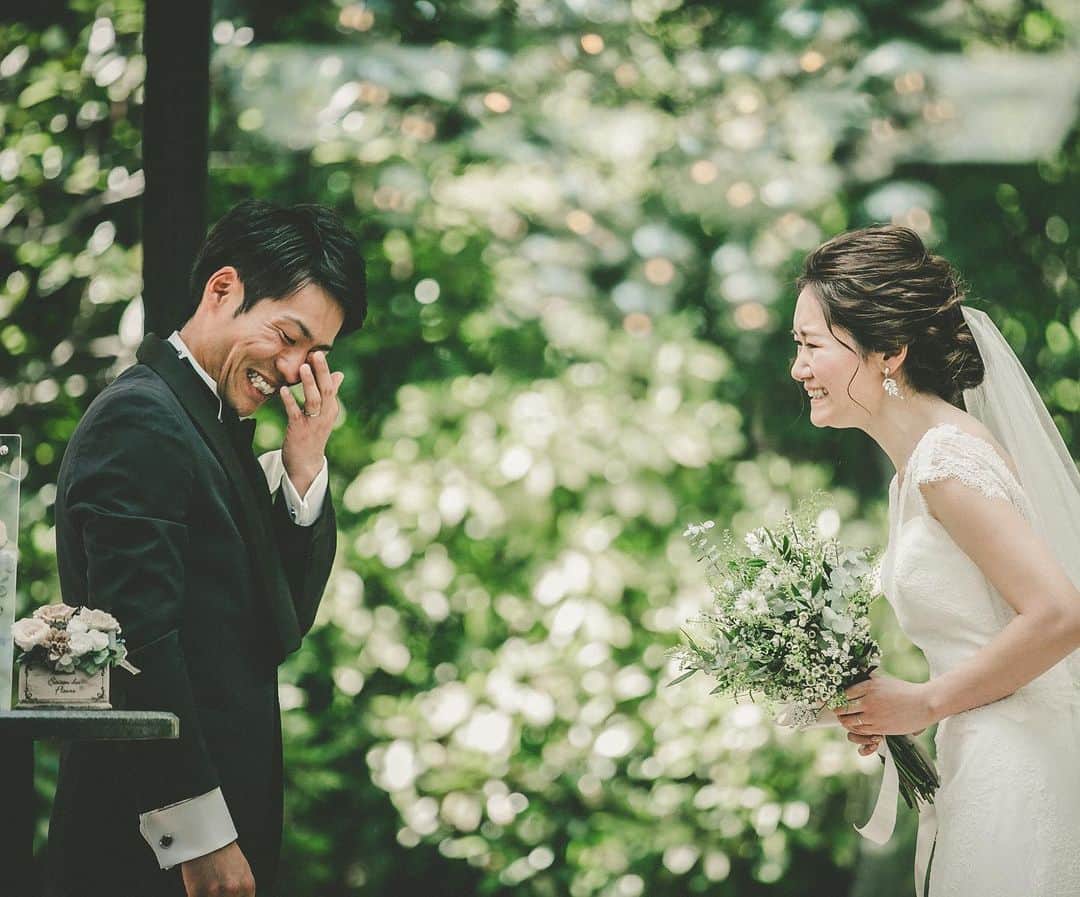 ラヴィ•ファクトリーさんのインスタグラム写真 - (ラヴィ•ファクトリーInstagram)「@laviefactory * "あなたと出逢えて心から良かった。 結婚してくれて本当にありがとう”  そんな溢れ出る想いが伝わってきますね 家族がより家族になる日。 結婚式て本当に愛に満ち溢れています* —————— ラヴィファクトリー大阪 @osaka_laviephotography Photographer:@hassyphotography AREA:JAPAN,OSAKA ガーデンオリエンタル大阪 —————— @laviefactoryをフォローして #laviefactory #ラヴィファクトリー のハッシュタグをつけて お写真を投稿してみてくださいね✳︎ . こちらの公式IG（＠laviefactory） で取り上げさせていただきます✨ #wedding#weddingphotography #ラヴィファクトリー  #laviefactory #photo#生きる写真#ハートのある写真 #instawedding#結婚写真#ウェディング #ウェディングフォト #撮影指示書#ロケーションフォト #前撮り#プレ花嫁 #結婚準備#写真好きな人と繋がりたい #フォトウェディング#卒花 #おしゃれ花嫁#前撮り#後撮り #挙式 #家族愛 #ウェディングニュース #プラコレ  #ガーデンオリエンタル大阪」6月25日 17時22分 - laviefactory