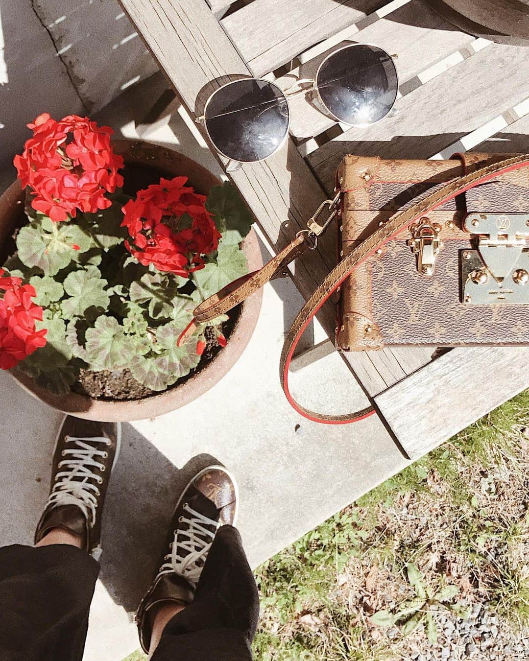 asami0510のインスタグラム：「梅雨の晴れ間🌼 ＊ 昨日のマタニティフォトのpostに皆さん出産の応援コメントくれて本当にありがとうございます☺️❣️ #sunnyday #osanpo #maternity #maternitylife #sunglasses #louisvuitton」