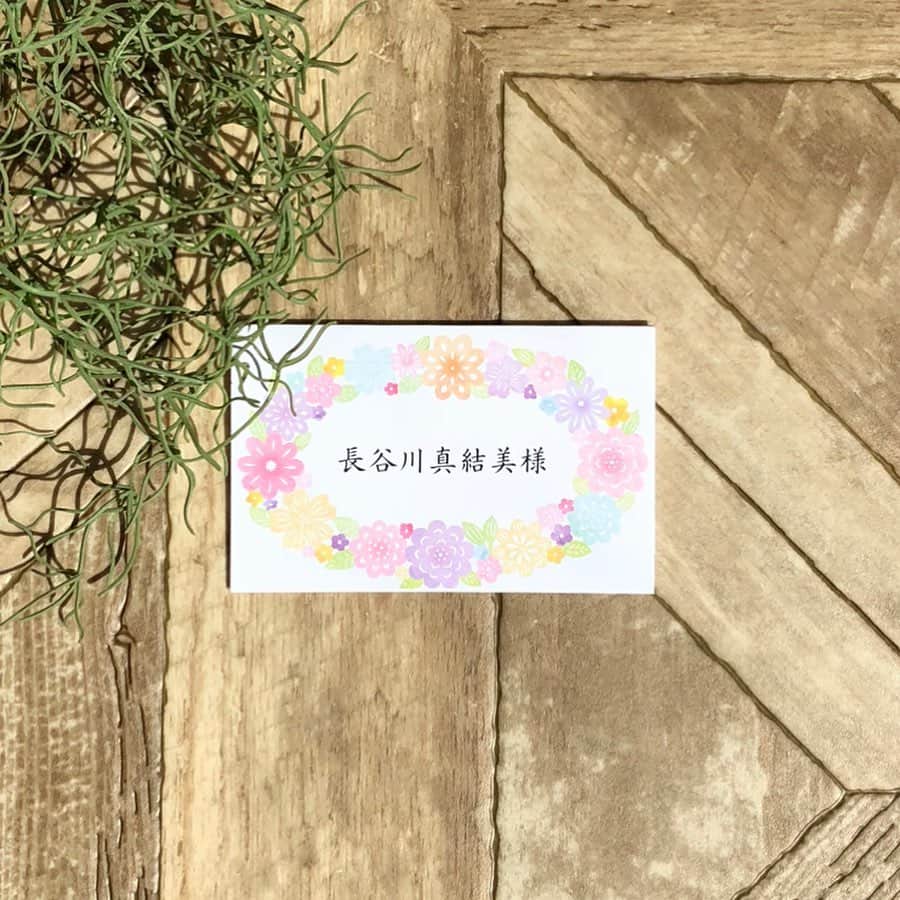 マイプリントさんのインスタグラム写真 - (マイプリントInstagram)「【ジャンドゥフルール】 ↪︎ 日本でも人気のあるブーケブートニアセレモニー💐💕 新郎が一輪一輪集めた花でブーケを作り プロポーズしたことが由来です。 . 花嫁のために花畑から摘んできた、色とりどりの花をイメージしたロマンティックなデザインに仕上げました🤵💐❤️ . 【掲載アイテム：招待状、席次表、メニュー、席札】 ↪︎ ↪︎ ↪︎ ▼無料サンプル請求できます！▼ プロフィール @myprint_wedding 記載のURLよりサンプルサイトへ飛べます💌😘 . . #マイプリント #myprint #ペーパーコンシェルジュ #paperconcierge #ペーパーアイテム #招待状 #invitation #結婚式準備 #結婚式準備中  #日本中のプレ花嫁さんと繋がりたい #装飾 #テーブルコーディネート #プレ花嫁 #ウェディングDIY #2019秋婚 #2019冬婚 #2020春婚 #2019夏婚 #令和婚 #空間コーディネート #花柄 #レーザーカット」6月25日 17時33分 - myprint_wedding