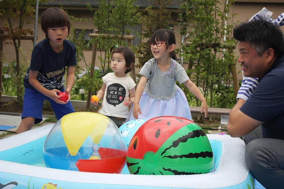 晃栄住宅さんのインスタグラム写真 - (晃栄住宅Instagram)「・﻿ ﻿ ﻿ 先週末、晃栄住宅 川内店にて﻿ お施主様と、そのお友達ご家族様を招待し、﻿ バーベキューイベントを行いました！🍖🍧🌈✨﻿ ﻿ ﻿ 当日は、たくさんのお子様たちに囲まれながら、﻿ とてもにぎやかな1日となりました😌💓﻿ 焼肉はもちろん、﻿ かき氷やわたあめも一緒に作り、﻿ 笑顔がいっぱいでした🤤﻿ ご参加いただいた皆様、﻿ 本当にありがとうございました☺️✨！﻿ ﻿ ﻿ お問い合わせ先 / 川内店﻿ ✆0996-22-8333﻿ ﻿ ﻿ ------------------------﻿ more☞@kouei_jutaku﻿ ------------------------﻿ ﻿ ﻿ 詳しくはHPまで﻿ http://kouei.net﻿ ﻿ ﻿ ﻿ #晃栄住宅 #こうえい #こうえいフェスタ #鹿児島 #家づくり #マイホーム #注文住宅 #新築 #新築一戸建て #一戸建て #建築 #住宅 #マイホーム計画 #暮らし #施工事例 #インテリア #シンプル #シンプルな暮らし #シンプルインテリア #住宅デザイン #インテリアコーディネート #リビング #キッチン #バーベキュー #アウトドア #キャンプ﻿ ﻿ ﻿ ﻿」6月25日 17時30分 - kouei_jutaku