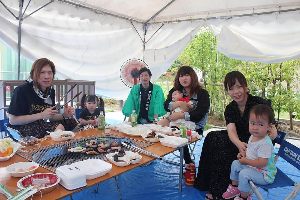 晃栄住宅さんのインスタグラム写真 - (晃栄住宅Instagram)「・﻿ ﻿ ﻿ 先週末、晃栄住宅 川内店にて﻿ お施主様と、そのお友達ご家族様を招待し、﻿ バーベキューイベントを行いました！🍖🍧🌈✨﻿ ﻿ ﻿ 当日は、たくさんのお子様たちに囲まれながら、﻿ とてもにぎやかな1日となりました😌💓﻿ 焼肉はもちろん、﻿ かき氷やわたあめも一緒に作り、﻿ 笑顔がいっぱいでした🤤﻿ ご参加いただいた皆様、﻿ 本当にありがとうございました☺️✨！﻿ ﻿ ﻿ お問い合わせ先 / 川内店﻿ ✆0996-22-8333﻿ ﻿ ﻿ ------------------------﻿ more☞@kouei_jutaku﻿ ------------------------﻿ ﻿ ﻿ 詳しくはHPまで﻿ http://kouei.net﻿ ﻿ ﻿ ﻿ #晃栄住宅 #こうえい #こうえいフェスタ #鹿児島 #家づくり #マイホーム #注文住宅 #新築 #新築一戸建て #一戸建て #建築 #住宅 #マイホーム計画 #暮らし #施工事例 #インテリア #シンプル #シンプルな暮らし #シンプルインテリア #住宅デザイン #インテリアコーディネート #リビング #キッチン #バーベキュー #アウトドア #キャンプ﻿ ﻿ ﻿ ﻿」6月25日 17時30分 - kouei_jutaku