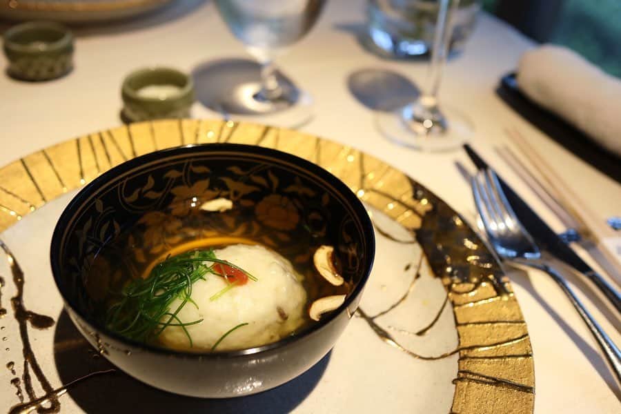 寿春花果さんのインスタグラム写真 - (寿春花果Instagram)「美味しく、でも面白い味♪ フランスでお料理を勉強されたとのこと✨和食にフレンチで見た目もお味も楽しく美しいお料理でした♡ #翠嵐」6月25日 17時30分 - hanaka_yu