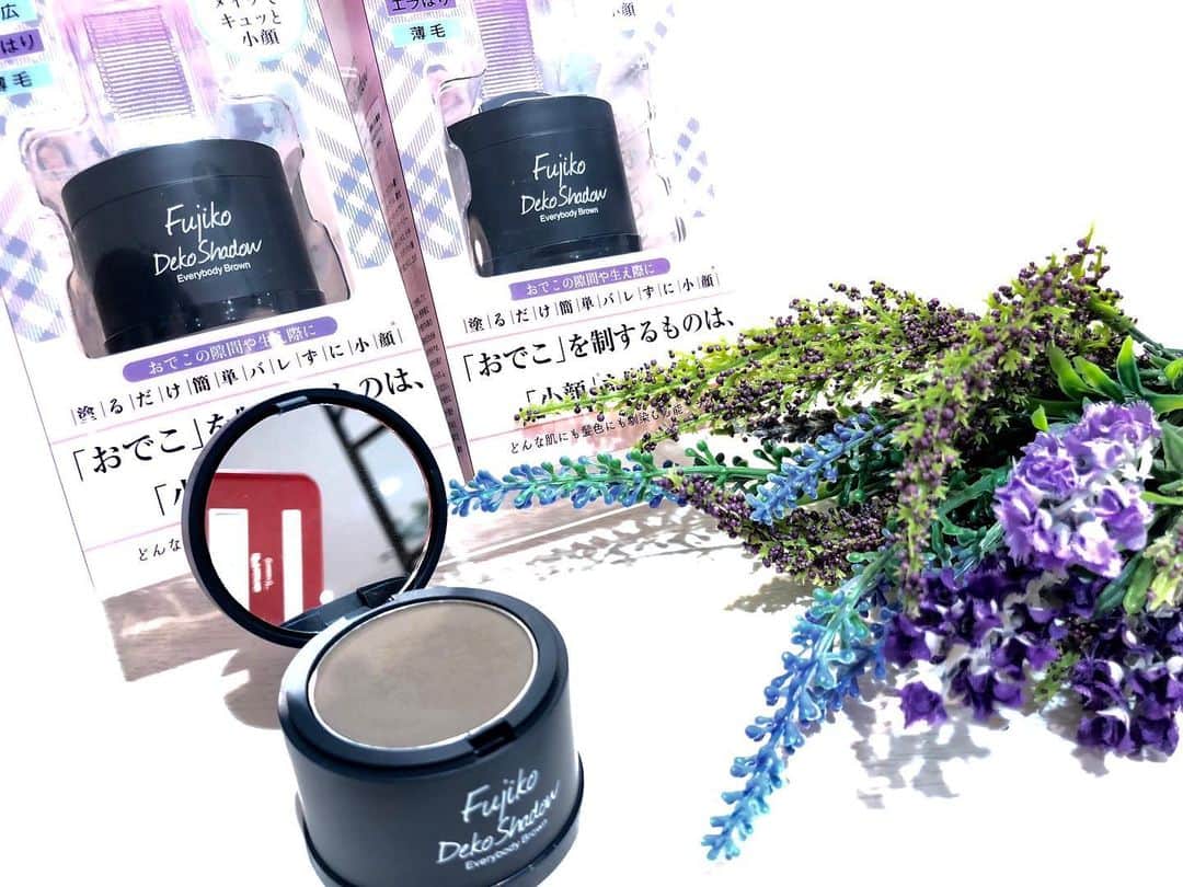 クレームエルージュのインスタグラム：「. ●小田急百貨店新宿店●  本日は、【フジコdekoシャドウ】をご紹介いたします♡ おでこの隙間や生え際に「塗るだけ簡単」バレずに小顔！ 面長やデカ顔、デコ広、エラはり、 薄毛等お悩みをパフでポンポンなじませるだけで 若々しい印象とキュッと小顔メイクに♡  水を一切使わないドライパウダーなので、 汗・皮脂にも強く崩れにくく 一日長持ちします。 パフで塗るので粉落ちもせず、 ムラなく塗れ、肌にも髪色にも 自然に馴染みます。  横顔小顔美人もあっという間です。  ぜひ、お試し下さいませ♪ 店頭にて皆様のお越しをお待ちしております♡  #小田急百貨店新宿店 #クレームエルージュ #cremeetrouge  #creme_et_rouge  #コスメ #cosme #fujiko #フジコ #fujikodekoshadow #フジコdekoシャドウ #小顔メイク」