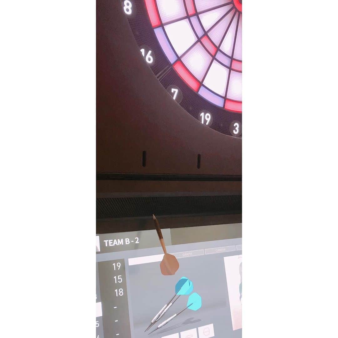 そうすけのインスタグラム：「こんなところにダーツ刺さる事あるんだな〜  しかしこれ下手すぎるだろっー  #ダーツ #レイティング6 #もうすぐで7 #ダーツライブ3 #01 #クリケット #このハゲ01が苦手 #ダーツのブルみたいな頭している #そうすけ」