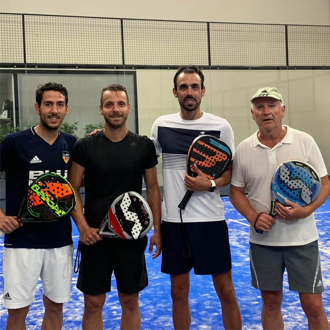 ジョルディ・コディーナさんのインスタグラム写真 - (ジョルディ・コディーナInstagram)「Empezamos las mañana con padel... @r9soldado @dani_parejo10 #toni @jlebronc alguno se piensa, q porque lleva tu pala, la pega como tú... eh Dani?! 😂😂😂😂」6月25日 17時35分 - codina30