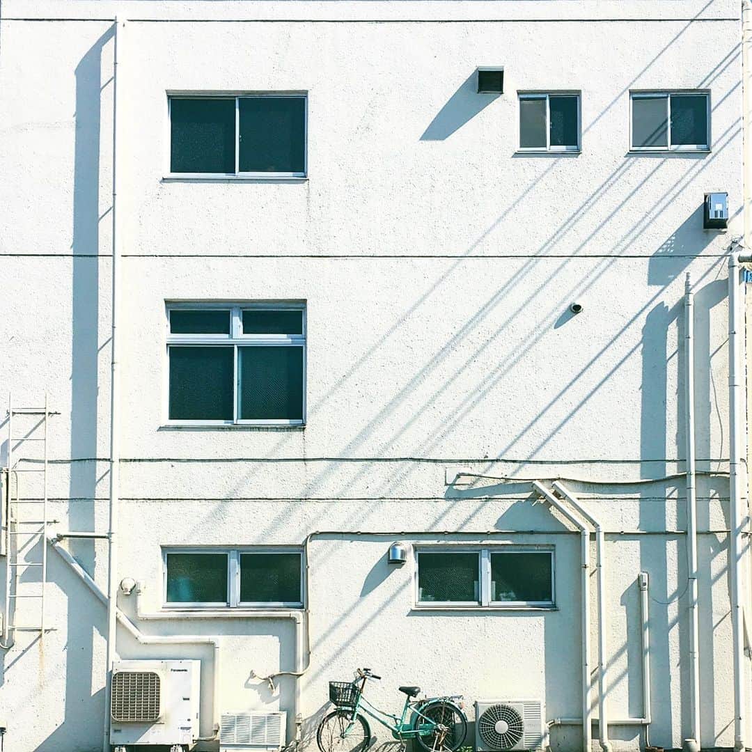 まめのインスタグラム：「Slash shadow /// . . すらっしゅしゃどー しゅらっしゅしゃしょー 修羅っ斜… . #ザ壁部 #斜めヒカリ萌え部 #壁とチャリ #ihaveathingforwalls #ihaveathingforshadows . #igersjp #indies_minimal #hueart_life #reco_ig #shotoniphone」