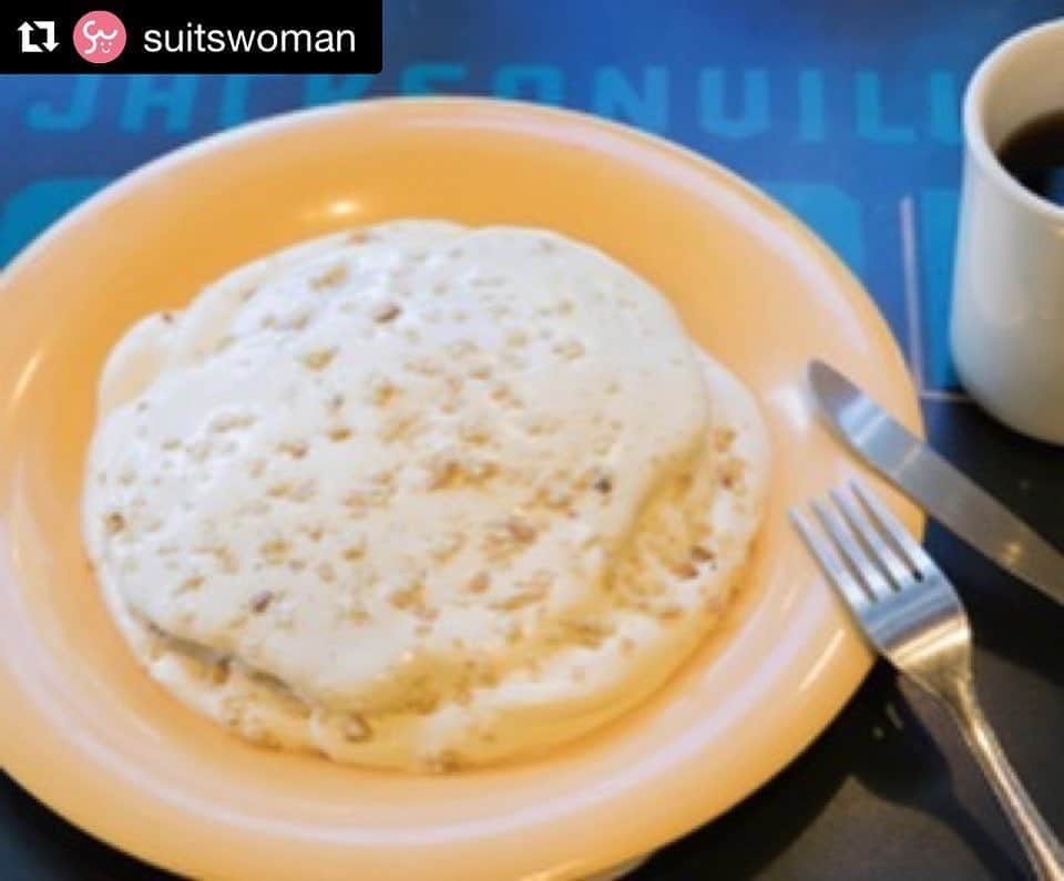 111-Hawaii Awardさんのインスタグラム写真 - (111-Hawaii AwardInstagram)「#Repost @suitswoman with @get_repost ・・・ ハワイ州観光局公認プログラム 「111−HAWAII　AWARD（ワン・ワン・ワン・ハワイアワード）」は、数多くのランキングアワードがあるハワイのなかで、日本人旅行者への満足度アップをコンセプトにつくられたもの。 “日本人旅行者”を軸に考えられているので、日本人にぴったりなハワイのグルメ・お土産・ツアーなどを知ることができるのですぅ。  今年発売された『111−HAWAII　AWARD　公式ランキングブック2019』（小学館）の中から、ハワイで絶対食べたい「パンケーキ」「スパムむすび」「マラサダ」の3つをSuits-woman.jpでご紹介していきますよ♪  あ～、ハワイ行きたーい！  #パンケーキ #ハワイ #111hawaiiaward #パンケーキ巡り #hawaii #pancakes #bootsandkimos #パンケーキ食べたい #パンケーキ🥞 #ハワイ好き #ハワイ大好き #夏休み #ランキング #スイーツ #travel #ブーキモ #ハワイ好きな人と繋がりたい #スーツウーマン #suitswoman」6月25日 17時36分 - 111hawaiiaward