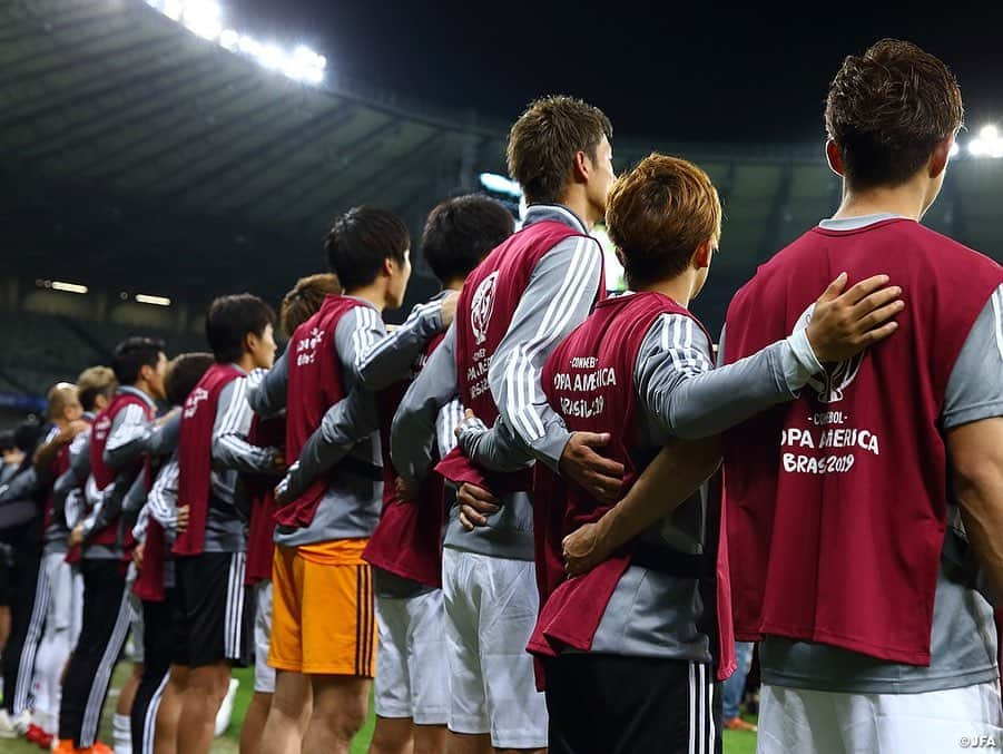 日本サッカー協会さんのインスタグラム写真 - (日本サッカー協会Instagram)「📸Match Photos #SAMURAIBLUE は現地時間6月24日(月)、ベロオリゾンテのEstadio MineiraoでCONMEBOLコパアメリカブラジル2019の第3戦・対エクアドル代表戦を戦いました。互いに勝てばグループステージ突破が決まるという状況の中、リスクを取って攻め合う展開となりましたが、結果は1-1の引分け。両チームともにグループステージ敗退という結果になりました。 ・ #森保一 監督は「選手たちは短期間で行われた3試合の中で成長を見せた」とその奮闘を称えつつ、「勝てなかった、勝ちきれなかった部分について、まだまだ力が足りなかったことを真摯に受け止め、チーム強化に当たっていきたい」と総括。また、「サッカーを取り巻く素晴らしい環境、サポーターの情熱のなかで行われた大会に参加でき光栄に思う」と大会への感謝を述べました。 ・ GK 1 #川島永嗣 DF 2 #杉岡大暉 DF 4 #板倉滉 →88'FW 9 #前田大然 DF 5 #植田直通 DF 16 #冨安健洋 DF 19 #岩田智輝  MF 7 #柴崎岳 (Cap.) MF 10 #中島翔哉  MF 11 #三好康児 →82'MF 20 #安部裕葵 MF 21 #久保建英  FW 18 #岡崎慎司 →66'FW 13 #上田綺世 ・ #jfa #daihyo #コパアメリカ﻿ ・﻿ ――――――――――――――――――﻿ CONMEBOLコパアメリカブラジル2019﻿ 6/18 0-4 チリ🇨🇱 6/21 2-2 ウルグアイ🇺🇾 6/25 1-1 エクアドル🇪🇨 ※すべて日本時間﻿ 👉大会情報はJFA.jpへ﻿ ――――――――――――――――――」6月25日 17時37分 - japanfootballassociation