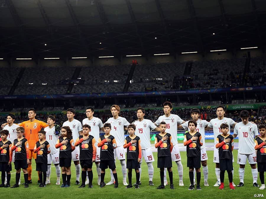 日本サッカー協会さんのインスタグラム写真 - (日本サッカー協会Instagram)「📸Match Photos #SAMURAIBLUE は現地時間6月24日(月)、ベロオリゾンテのEstadio MineiraoでCONMEBOLコパアメリカブラジル2019の第3戦・対エクアドル代表戦を戦いました。互いに勝てばグループステージ突破が決まるという状況の中、リスクを取って攻め合う展開となりましたが、結果は1-1の引分け。両チームともにグループステージ敗退という結果になりました。 ・ #森保一 監督は「選手たちは短期間で行われた3試合の中で成長を見せた」とその奮闘を称えつつ、「勝てなかった、勝ちきれなかった部分について、まだまだ力が足りなかったことを真摯に受け止め、チーム強化に当たっていきたい」と総括。また、「サッカーを取り巻く素晴らしい環境、サポーターの情熱のなかで行われた大会に参加でき光栄に思う」と大会への感謝を述べました。 ・ GK 1 #川島永嗣 DF 2 #杉岡大暉 DF 4 #板倉滉 →88'FW 9 #前田大然 DF 5 #植田直通 DF 16 #冨安健洋 DF 19 #岩田智輝  MF 7 #柴崎岳 (Cap.) MF 10 #中島翔哉  MF 11 #三好康児 →82'MF 20 #安部裕葵 MF 21 #久保建英  FW 18 #岡崎慎司 →66'FW 13 #上田綺世 ・ #jfa #daihyo #コパアメリカ﻿ ・﻿ ――――――――――――――――――﻿ CONMEBOLコパアメリカブラジル2019﻿ 6/18 0-4 チリ🇨🇱 6/21 2-2 ウルグアイ🇺🇾 6/25 1-1 エクアドル🇪🇨 ※すべて日本時間﻿ 👉大会情報はJFA.jpへ﻿ ――――――――――――――――――」6月25日 17時37分 - japanfootballassociation