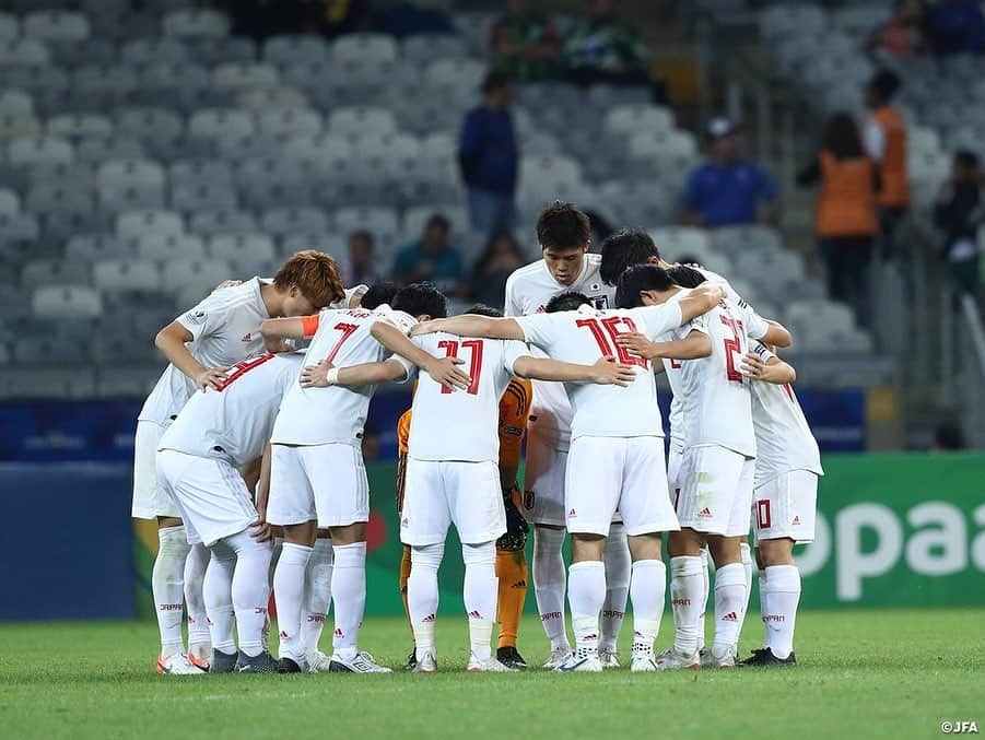 日本サッカー協会さんのインスタグラム写真 - (日本サッカー協会Instagram)「📸Match Photos #SAMURAIBLUE は現地時間6月24日(月)、ベロオリゾンテのEstadio MineiraoでCONMEBOLコパアメリカブラジル2019の第3戦・対エクアドル代表戦を戦いました。互いに勝てばグループステージ突破が決まるという状況の中、リスクを取って攻め合う展開となりましたが、結果は1-1の引分け。両チームともにグループステージ敗退という結果になりました。 ・ #森保一 監督は「選手たちは短期間で行われた3試合の中で成長を見せた」とその奮闘を称えつつ、「勝てなかった、勝ちきれなかった部分について、まだまだ力が足りなかったことを真摯に受け止め、チーム強化に当たっていきたい」と総括。また、「サッカーを取り巻く素晴らしい環境、サポーターの情熱のなかで行われた大会に参加でき光栄に思う」と大会への感謝を述べました。 ・ GK 1 #川島永嗣 DF 2 #杉岡大暉 DF 4 #板倉滉 →88'FW 9 #前田大然 DF 5 #植田直通 DF 16 #冨安健洋 DF 19 #岩田智輝  MF 7 #柴崎岳 (Cap.) MF 10 #中島翔哉  MF 11 #三好康児 →82'MF 20 #安部裕葵 MF 21 #久保建英  FW 18 #岡崎慎司 →66'FW 13 #上田綺世 ・ #jfa #daihyo #コパアメリカ﻿ ・﻿ ――――――――――――――――――﻿ CONMEBOLコパアメリカブラジル2019﻿ 6/18 0-4 チリ🇨🇱 6/21 2-2 ウルグアイ🇺🇾 6/25 1-1 エクアドル🇪🇨 ※すべて日本時間﻿ 👉大会情報はJFA.jpへ﻿ ――――――――――――――――――」6月25日 17時38分 - japanfootballassociation