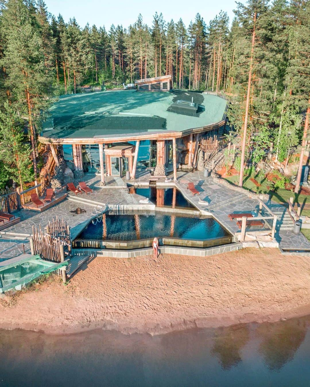 さんのインスタグラム写真 - (Instagram)「The ultimate Finnish wellness experience at @jarvisydan 💦 . This beautiful spa is filled with fresh water from Lake Saimaa, heated by geothermal and solar energy ☀️ Built into the forest landscape, it’s made of natural stone and sunken logs that date back 5 centuries 🌲 . There are so many beautiful relaxing spots to enjoy - my favorite is the stone or kivi sauna. There’s also an infrared sauna, steam sauna, sunken log sauna, a salt room, and hammam. . It’s been so wonderful to be back here in Finland enjoying this amazing place with my sisters, connecting with our family and our heritage 🇫🇮 . Swipe for the outdoor view of the lake spa 🇫🇮 . 📸 @reija4love | 🚁 by me + edits . #järvisydän #lakesaimma #lakespa #beachesnresorts #wonderful_places #beautifulhotels #resort #hotelsandresorts #tasteinhotels #visitfinland #finland #ourfinland #slowfinland #spa #sauna #finnishsauna #djiglobal #djimavicpro」6月25日 17時38分 - helen_jannesonbense