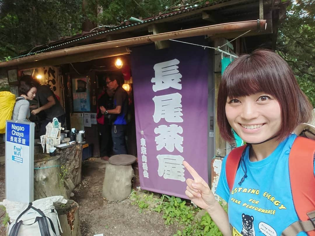 桜花さんのインスタグラム写真 - (桜花Instagram)「天空のソムリエこと、川崎直之さん🍀  御岳山の長尾平にある 長尾茶屋の店主さんです！！ 丸の内パレスホテルのワインソムリエだったり、あの山岳耐久レースハセツネのスタッフさんだったり。 その圧巻の経歴を持つ川崎さん🍀  ワインソムリエさんが選ぶワインはみんなに大人気で 特に寒いときのホットワインは沢山売れたそう✨  これからの暑い季節はキーンと冷えた白ワインもきっと最高でしょうね(о´∀`о)🌷🌷🌷 川崎さんのナイスなお話を聞きながら過ごす素敵な山時間🗻✨ チョモランマ級にオススメです✨  #御岳山  #長尾平  #長尾茶屋 #ワイン #ワインソムリエ  #天空のソムリエ  #川崎さん #川崎直之  さん #山  #山登り  #マウンテン #mountain  #mountains #wine  #mitakesan」6月25日 17時46分 - mountainohka