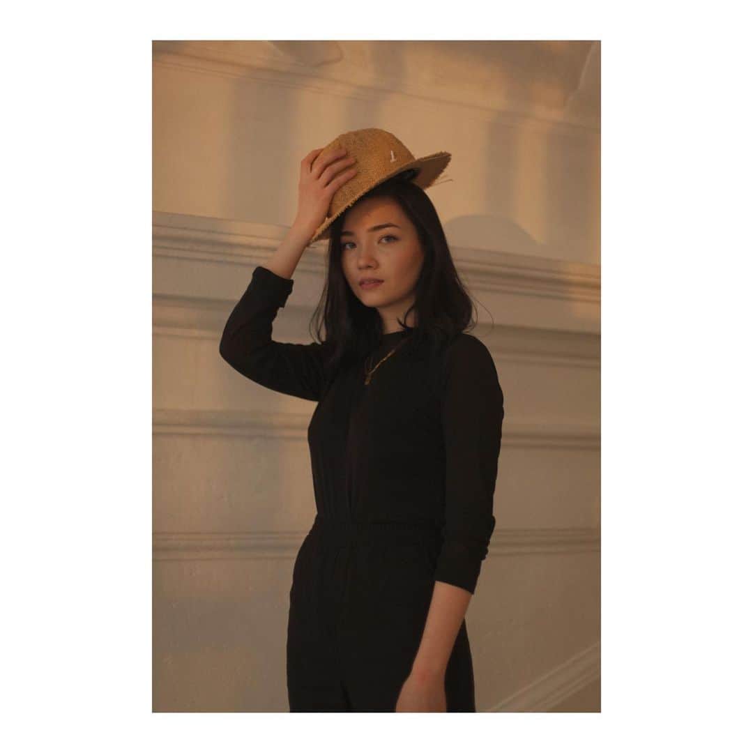 のインスタグラム：「Mühlbauer | #ss19 ▪️ @aya_shalkar wears RESI KIR. It’s a summery #travellerhat made of #raffiastraw . The #brim edge is slightly frayed. This one is perfect for travel, beach and summer wear in town.  #vienna #muhlbauer #hatfashion 📷 @ninakvk」