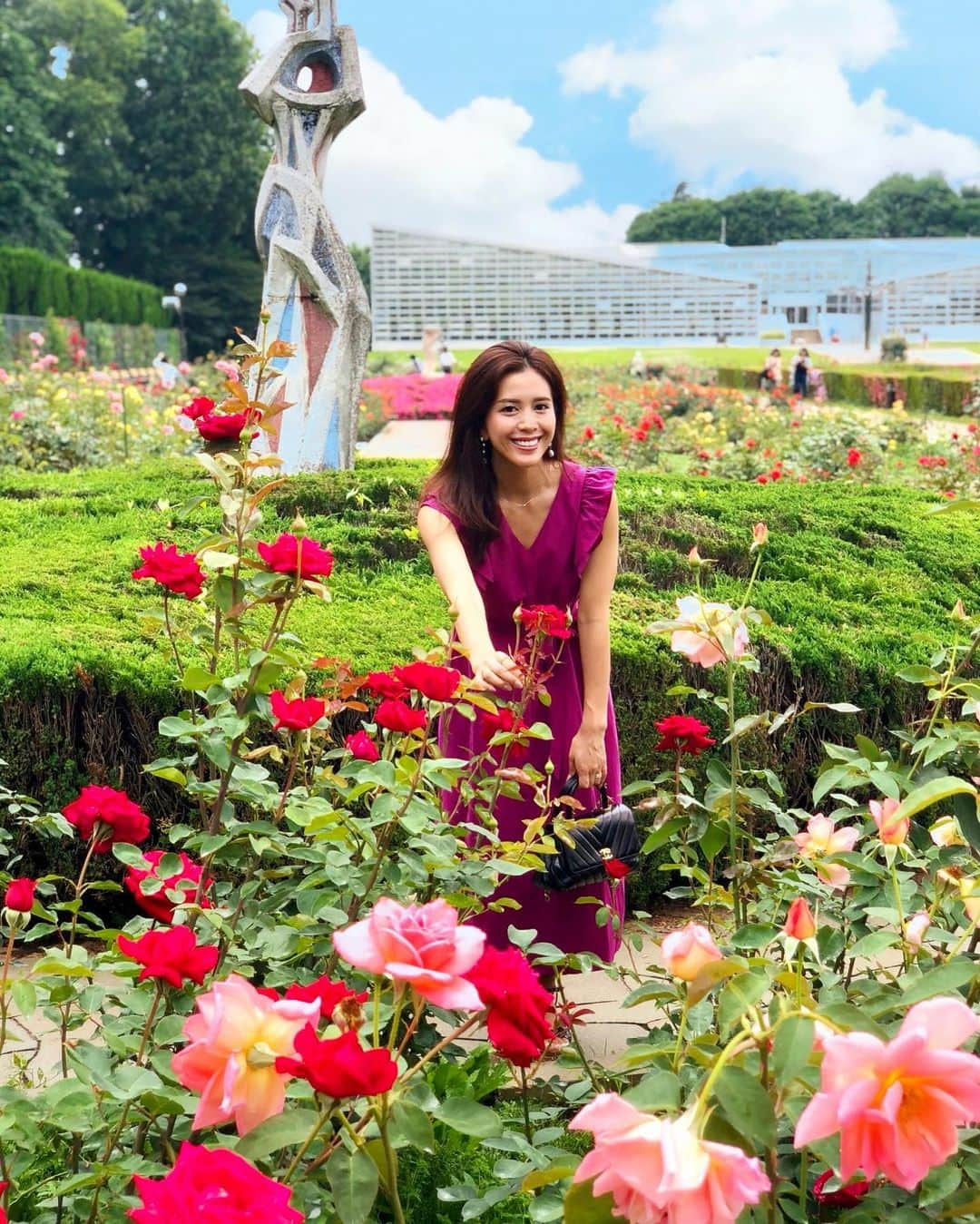 黒田麻理耶さんのインスタグラム写真 - (黒田麻理耶Instagram)「. #ベゴニア に囲まれて💐✨ . 「神代植物公園」に行ってきました💁‍♀️ バラの種類が豊富で、 色鮮やかですごく綺麗だった〜😍🌹 . ベゴニアは温室の中で育っているので いつでも満開です💛 . 今はもう紫陽花が満開かな？😉 . #神代植物公園  #調布  #深大寺 #バラ園  #植物公園  #お花  #紫陽花 #jindaibotanicalgarden」6月25日 17時59分 - mariya_kuroda