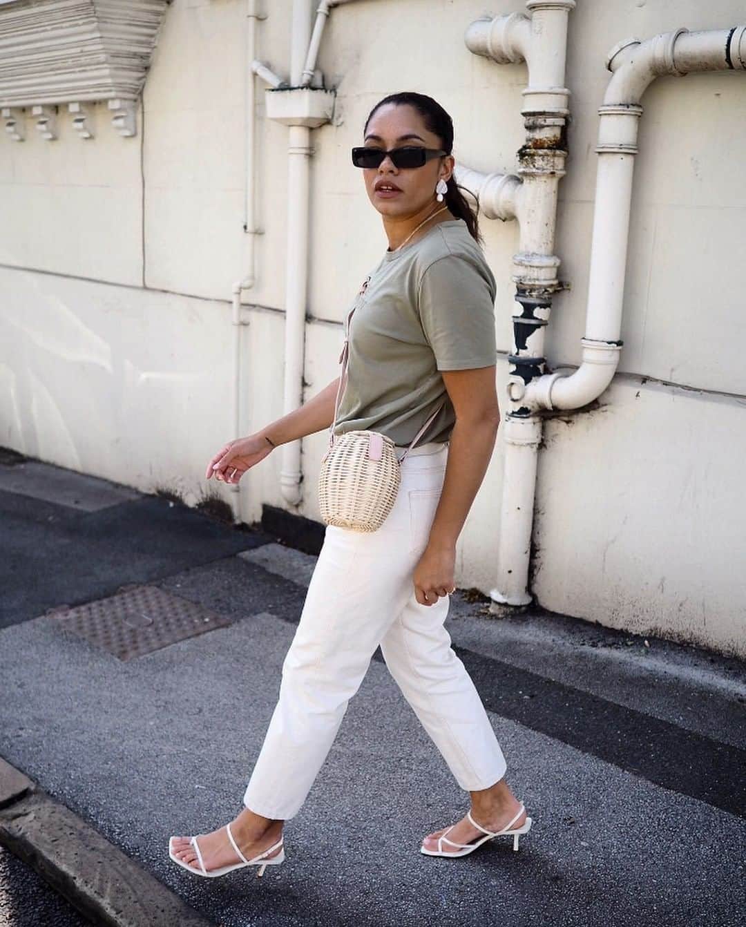 アクセサライズのインスタグラム：「Breathe a new wave of bohemian cool into your looks with our Zeta wicker cross-body bag. With natural materials being the season’s biggest story, this barrel-shaped design is a trending choice. 📷 @astyleedit Bag: 6909271000 Sunglasses: 6930840300 Earrings: 6947971000  Tap the link in the bio to shop now.  #Accessorize」