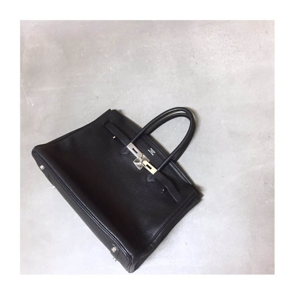 HIROBさんのインスタグラム写真 - (HIROBInstagram)「-HIROB札幌店-﻿ Vintage hermes birkin﻿ 19092890-202810﻿ ¥900,000+tax﻿ ﻿ 人気のブラックカラーでシルバー金具のbirkin35が﻿ 入荷しております🧡 ﻿  お問い合わせ先﻿ 011-209-5119﻿ ﻿ #hirob﻿ #hirobsapporo﻿ #baycrews﻿ #stellarplace #sapporo  #vintagehermes﻿ #birkin35﻿ ﻿ #ヒロブ﻿ #ヒロブ札幌店﻿ #ベイクルーズ﻿ #ヴィンテージエルメス﻿ #バーキン35」6月25日 17時58分 - hirob.jp