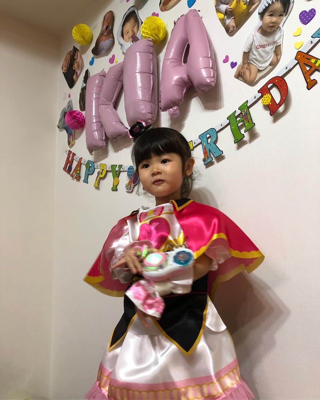 川島章良さんのインスタグラム写真 - (川島章良Instagram)「. . きあちゃんが4歳になりました。  娘が産まれてから四年という月日が経ち。 早かったような。 あっという間に4歳。  だからいろんな人が抱っこできるうちに抱っこした方がいいよーって言ってたんですね。  あえて抱っこしないほうがあやかしならないし、きあちゃんが歩かないと足腰が弱くなると思い。 昼間はできるだけ歩いてとたまに言ってたけど。 もう抱っこってきあちゃんから言わなくても 抱っこしちゃおう。  だって抱っこしたいんだもん。  ケーキは友達の @turfstyle  さんが作ってくれました。 可愛いユニコーン🦄🦄🦄 . . . #きあちゃん#4歳#誕生日#ユニコーン#ケーキ#娘#親バカ#親バカ部#ママリ#パパリ」6月25日 17時59分 - hannyakawashima