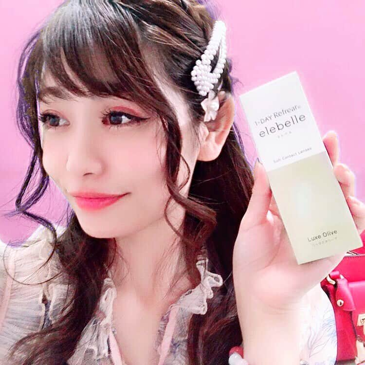 高橋里彩子さんのインスタグラム写真 - (高橋里彩子Instagram)「カラコンどこのー？﻿ って聞かれること多いんだけど、﻿ 割と使ってるのバラバラなの😭🙌🏻﻿ ﻿ 今これやばっ！﻿ ってのが見つかってなくて😳💦﻿ ﻿ しかもメイクによって変えたいっ！﻿ とかもあったりして😝🌸﻿ ﻿ 今回使ったのは、﻿ 乃木坂46 齋藤飛鳥ちゃんがイメージモデルの﻿ ワンデーリフレア エレベル（elebelle）﻿ のリュクスオリーブだよー♥️﻿ ﻿ 大体いつもは﻿ 1ヶ月のやつにしてるんだけど、﻿ ワンデーもいいかなって思って🤗💞﻿ ﻿ 結構ナチュラルめかな？﻿ オリーブって感じの色味で、﻿ ﻿ 縁のホワっとした感じがあるから﻿ 雰囲気が柔らかくなる感じがする🌸﻿ ﻿ ﻿ ﻿ 目が大きい人にとっては﻿ ちょっと物足りない感じするかも。﻿ ﻿ 私的にはちょうどいいか、﻿ ちょっとナチュラルだったら大きめかな？﻿ って感じ🤔﻿ ﻿ ﻿ 私意外と目小さいんだよね😭🙌🏻﻿ ﻿ また新しいカラコン挑戦してみよー🤗♥️♥️﻿ ﻿ ﻿ ﻿ DIA  14.2mm﻿ 着色直径  13.3mm﻿ ﻿ 価格 1,550円﻿ ﻿ ﻿ ﻿ みんなの参考にしてもらえたら﻿ 嬉しいなぁ🍓﻿ ﻿ ﻿ ﻿ ﻿ ﻿ #エレベル #カラコン #あしゅの瞳﻿ #エレベルレポ  #リフレア #refrear #elebelle﻿ #ナチュラルカラコン #ハーフカラコン﻿ #カラコンレポ #カラコン着画 #カラコンレビュー #カラコン通販 #齋藤飛鳥 #乃木坂46 #美容好きな人と繋がりたい #コスメ垢 #コスメ好きさんと繋がりたい #ピンクメイク #ピンクが好き #ハピスタグラム  #morerumignon  #イクスピアリ  #映えスポット」6月25日 18時08分 - konkonwanwan