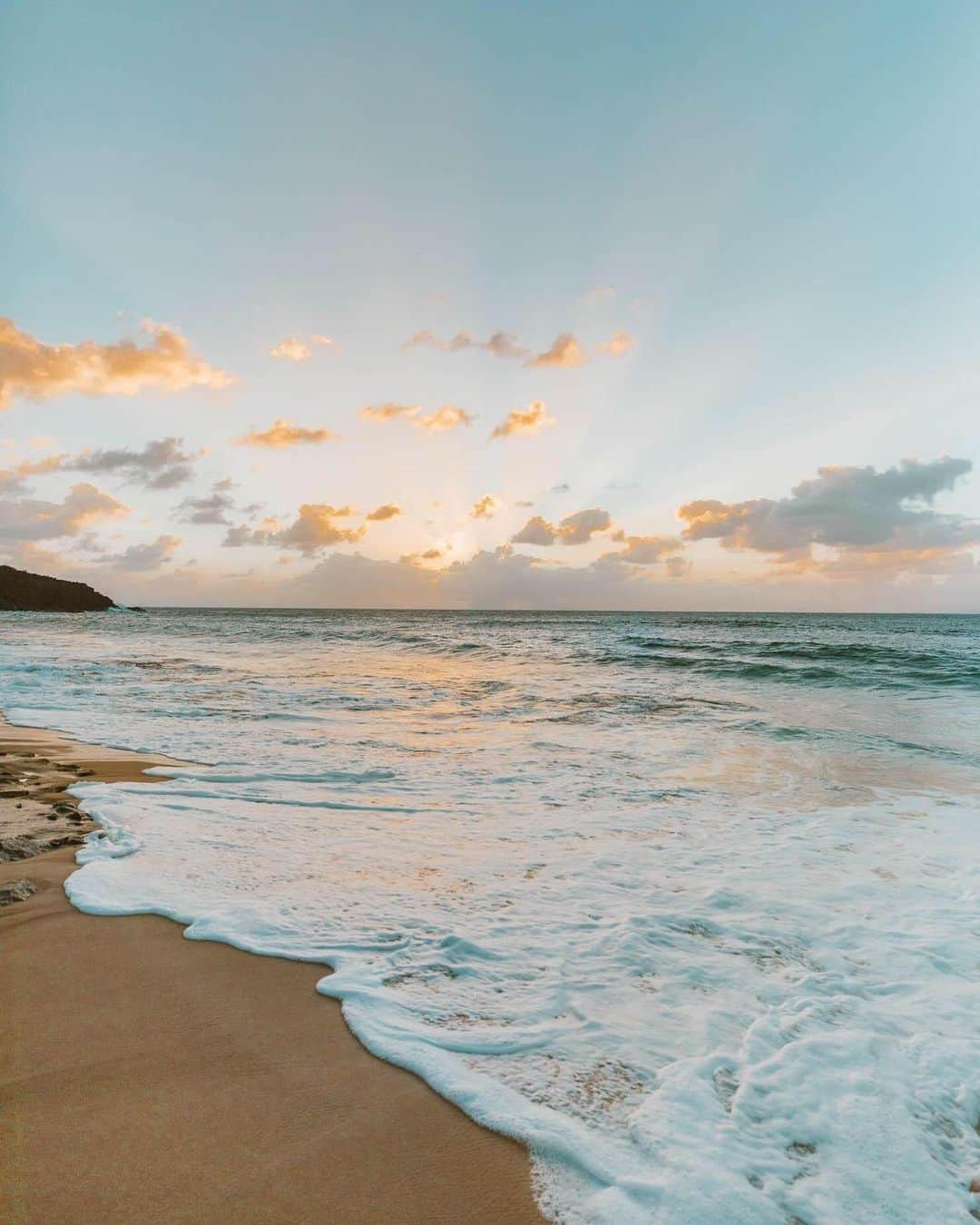 ハワイアン航空さんのインスタグラム写真 - (ハワイアン航空Instagram)「こんな夕日を見るなら、誰と見たいですか？ ＃モロカイ島 Photo by @Elanaloo X Molokai」6月25日 18時01分 - hawaiianairlinesjp