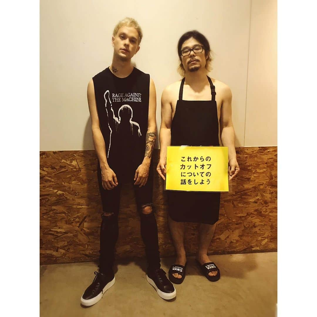 マキシマム ザ ホルモンさんのインスタグラム写真 - (マキシマム ザ ホルモンInstagram)「本日の対バンはcoldrain。  ワールドワイドな活躍で、LOUD ROCKの未来が見えているやもしれない彼らと、真剣に語り合いたいことがありました。  カットオフの未来に対する俺なりの回答。 カットオフの向こう側……It's just a 裸エプロン。  余計な物はカットオフ。 裸一貫で攻めの姿勢。  熱気と湿気を高まらせ、汗まじりのrainを色濃く降らせるのはどっち！？ "coldなrain"vs"oldなrain"。 欲しがりません、KATSUMAでは！！ byダイスケはん  #これからの麺カタコッテリのTOURをしよう #マキシマムザホルモン #coldrain #ヤンチャ坊主な彼らは氣志團万博の時に俺のことを普段は単なるオッサン的な発言していた前科あり #なので今日は会場入りの段階でクギを刺しておくことにしました #彼らのホームタウンが名古屋ということで地元感が増すように少々トッピングしてみました #coldアラrain #ドアラ」6月25日 18時02分 - mth_official_33cjl