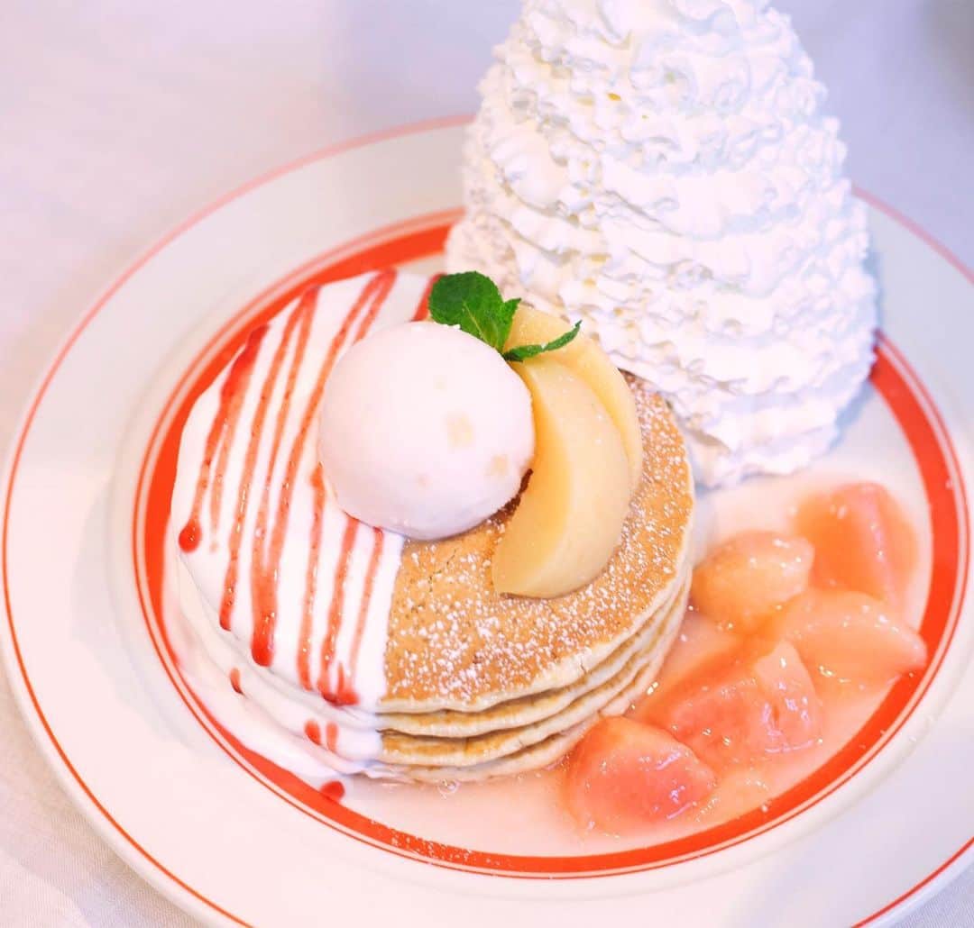 のインスタグラム：「本日から#白桃とヨーグルトソースのパンケーキ が販売スタートしております！🍑😋﻿ 白桃のジェラートに桃のコンポートを盛りつけ、﻿さらにさっぱりとしたヨーグルトソースをかけた、爽やかなパンケーキに仕上げました🙆‍♀️❣️﻿ ﻿ 夏らしいパンケーキを﻿ この機会に是非、お楽しみください﻿🌺☺️ ﻿ =================﻿﻿ ﻿﻿ 『 白桃とヨーグルトソースのパンケーキ 』﻿﻿ ﻿﻿ 販売価格：¥1,480(税別)﻿﻿ ﻿﻿ 販売期間：6月25日（火）〜7月31日（水）﻿﻿ ﻿﻿ 取扱い店舗：Eggs 'n Thingsららぽーと名古屋みなとアクルス店、Eggs 'n Things Coffee 高崎OPA店、Eggs 'n Things Coffee 柏 髙島屋 ステーションモール店ではお取扱いがございません。﻿﻿ ﻿﻿ =================﻿﻿ ﻿﻿ ﻿﻿ ﻿ #エッグスンシングス #エッグスン#パンケーキ#パンケーキ巡り#カフェ巡り#スイーツ#カフェ部#限定#グルメ#グルメ好き#東京グルメ #関西グルメ #白桃 #桃#eggsnthings #eegsn#instafood#cafe#foodstagram#pancake#sweets#instafood#aloha#hawaii#sweettooth #lunch#cute#yammy」