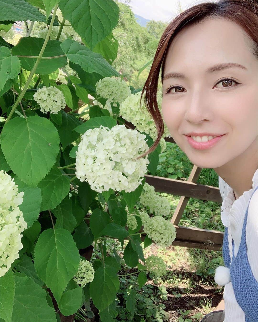 若林翔子のインスタグラム：「* * チャージロケで紫陽花の花を堪能…😆 やっぱ紫陽花大好き😚 色も形もツボ😘 * *  #KHB #東日本放送  #チャージ！ #毎週月曜 #17:36から #旬感さんぽ  #レポーター #若林翔子  #アジサイ #紫陽花」