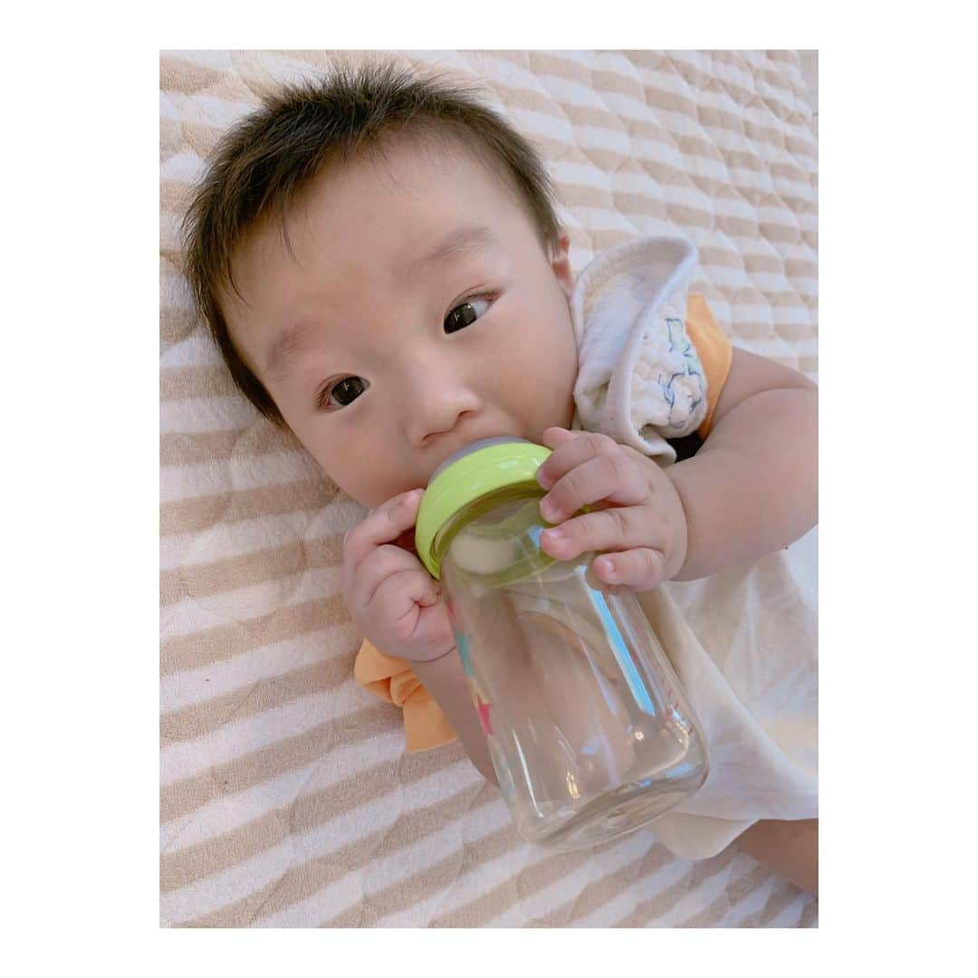 辻希美さんのインスタグラム写真 - (辻希美Instagram)「あれ？ミルク🍼足りなかった⁇  #幸空 #6ヶ月 #最近少しの間哺乳瓶持てるようになってきた #僕は160〜180cc飲むよ #離乳食 も食べるよ #ムチムチボーイ」6月25日 18時12分 - tsujinozomi_official