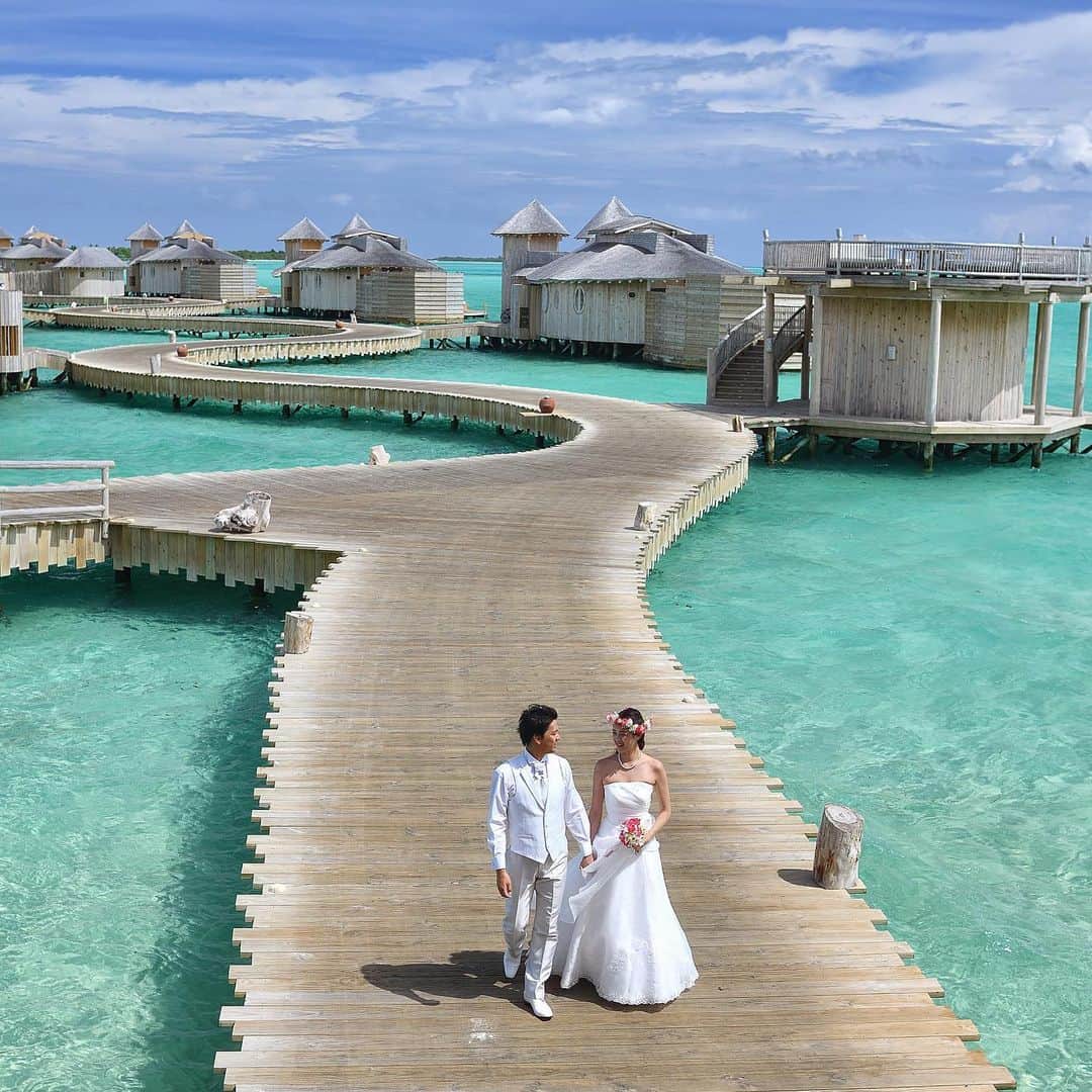 のインスタグラム：「outurenaoco_resortwedding * * * 時間によって異なる表情を見せる、美しいターコイズブルーのラグーンに囲まれたネイチャーリゾート。 ヴィラには開閉式の屋根が備え付けられ、夜にはベッドに寝転がりながらモルディブの空に広がる満天の星を堪能できるロマンチックな空間です。 開放感溢れる大自然の中で、一生の思い出に残るウエディングを叶えられます。 * Area ： #モルディブ location：#ソネバジャニ * ＝＝＝＝＝＝＝＝＝＝ * * @couturenaoco_resortwedding * 【#クチュールナオコウェディング】をつけてぜひ投稿&フォローしてくださいね♬ このアカウントでご紹介させていただきます💕 * * ・・・・・・・・・・・・・・・・ 🎀クチュールナオコウェディングとは ・・・・・・・・・・・・・・・・ . 「挙式日はいちばん素敵におしゃれをする日」をコンセプトにドレスショップならではの感性で、 ドレス・タキシードはもちろんのこと、挙式やパーティー、フォトなど おふたりのご希望に合わせたウエディングスタイルをトータルコーディネート👗 特別なその日を快適に迎えるためのお手伝いをいたします♡ * ・・・・・・・・・・・・・・・・ 🎀クチュールナオコが選ばれる4つのポイント ・・・・・・・・・・・・・・・・ . 👗ドレスショップならでは♪ドレスが圧倒的に豊富 . ✈️トータルコーディネートから旅行まで♪挙式以外もしっかりサポート . ⛪理想の挙式スタイルが叶う♪豊富なエリアと会場 . 💁日本人専任スタッフがお手伝い♪安心の現地サロン * ・・・・・・・・・・・・・・・・ 🎀クチュールナオコサロン情報 ・・・・・・・・・・・・・・・・ .  銀座本店・札幌店・仙台店・名古屋店・京都店・心斎橋店・神戸店・福岡店 . . ◆◇リゾートウェディング相談会🌴開催中◇◆ . クチュールナオコ各店では無料相談会を実施しています♪ 毎月のフェアではスペシャル特典もございますので、ぜひご来店お待ちしております♡ . 資料請求・来店予約は、@couturenaoco_resortwedding プロフィールのHP🔗から♬ * * #クチュールナオコ #couturenaoco  #クチュールナオコウェディング  #couturenaocowedding #ナオコウェディングストーリー #naocoweddingstory * * #ウェディング #結婚 #結婚式 #ハワイウェディング #ハワイ婚 #リゾートウェディング #ウェディングフォト #wedding #resortwedding  #プレ花嫁 #結婚式準備 #花嫁準備 #2019秋婚 #2019夏婚 #weddingphoto #maldives #maldiveswedding #beach #sonevajani」
