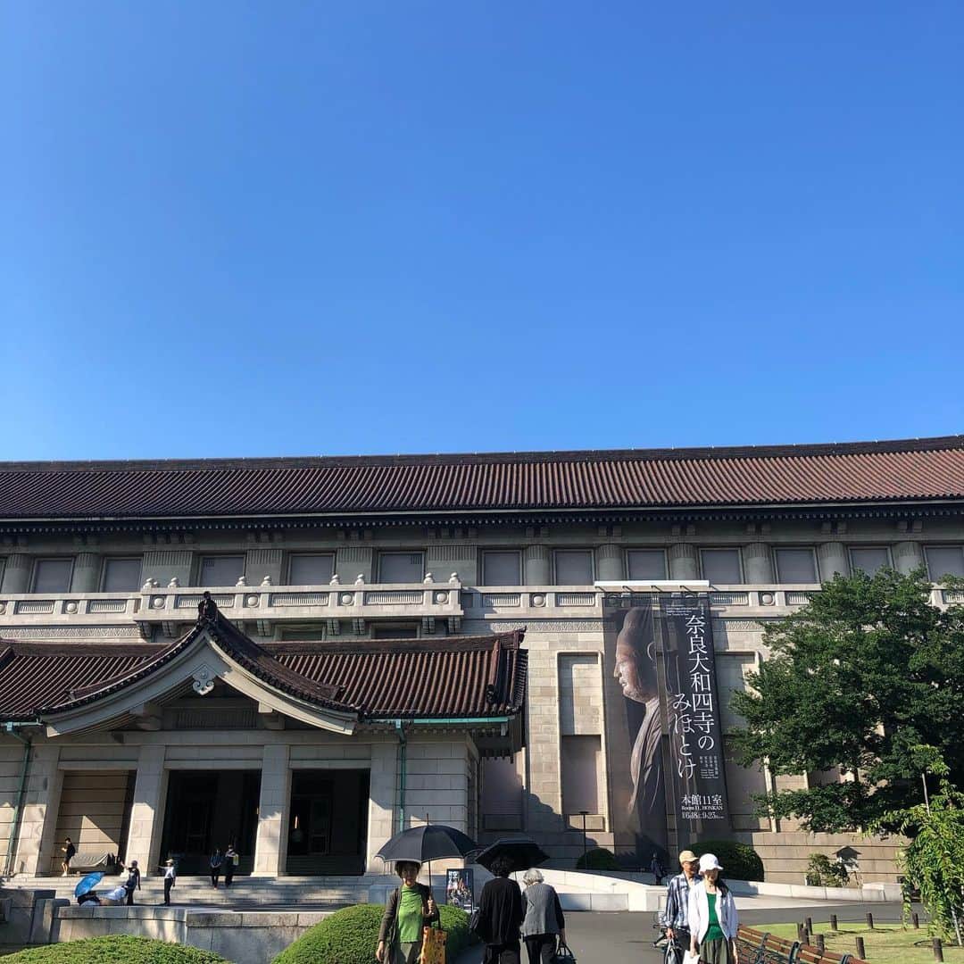 田中えみさんのインスタグラム写真 - (田中えみInstagram)「久々に東京博物館へ。 奈良大和四寺 みほとけ の展示へ♡ 青空でとても気持ちよかった！  今回は室生寺、岡寺、長谷寺、安倍文殊院の4つのお寺の重要文化財などがやってきていました。展示数は少なかったけど、黒い壁にゆったりと展示されていて、とても綺麗でした。 今回の出会いは、岡寺の菩薩半跏像♡ツルッとした質感で、手がお上品で可愛い。足が、痛くないの？って角度まで外を向いているのも特徴的で面白かった。本尊の像内から発見されたお像だそうです。 . #岡寺  #仏像 #仏女 #タモリ倶楽部 #みうらじゅん #いとうせいこう #奈良県 #みほとけ展 #奈良大和四寺のみほとけ #半跏像 #東京博物館 #トーハク #上野 #奈良時代 #鎌倉時代」6月25日 18時20分 - emiitanakaa