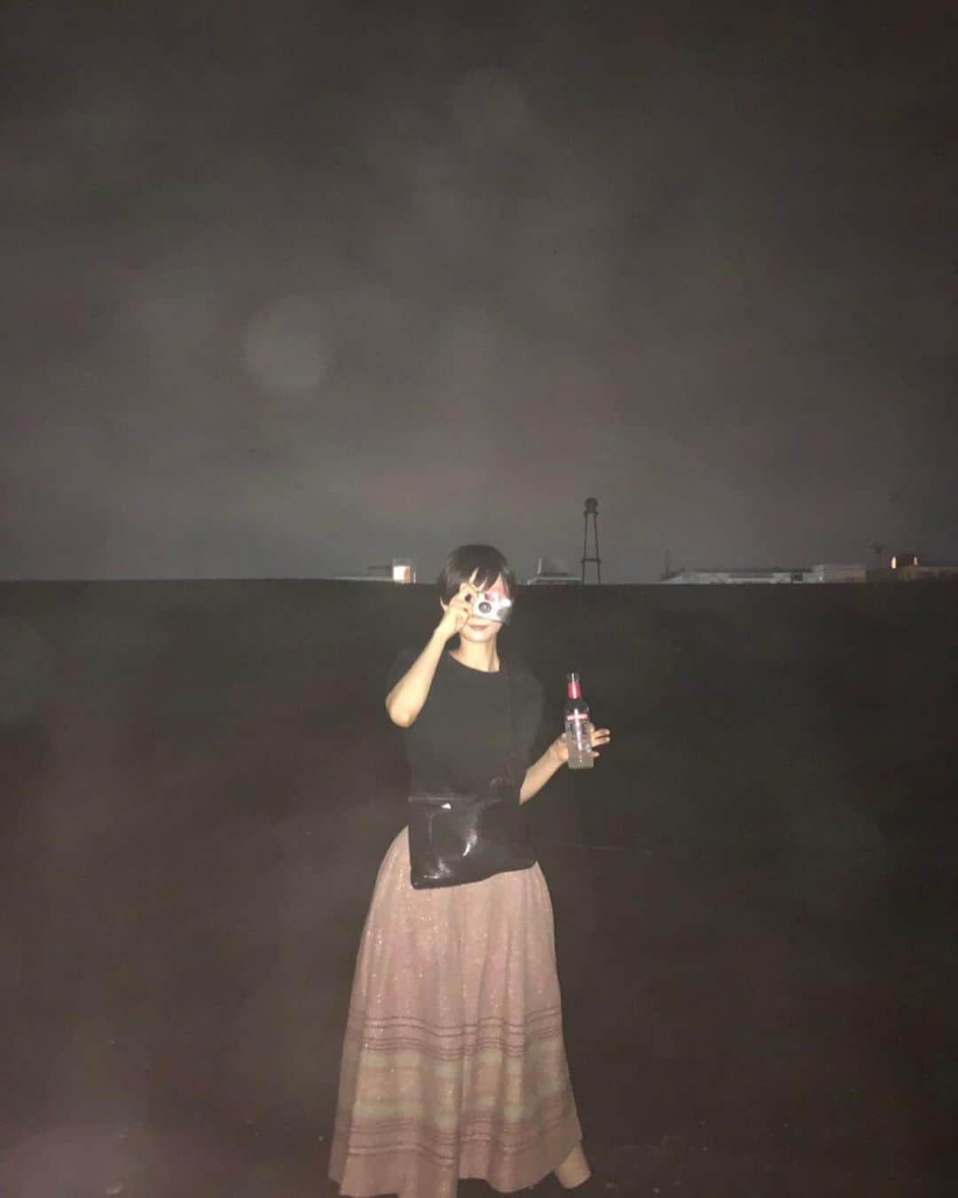 藤井祥子のインスタグラム：「. we are little zombies 鑑賞後、どうしようもなくウワァァァァという衝動を抑えられなくなって今から行ける1番遠い場所にいくぞ！！海だ！！となり終電に乗り込んで降り立った鎌倉。  登場人物イクコちゃんの真似して買った使い捨てカメラは暗くて撮れてるか分からなかったし、果たして鎌倉が1番遠い場所だったのかどうかも分からなかったけど笑、 静まり返った鎌倉駅も誰も居ない海もフラッシュたく時に小さくキュイーーンて鳴る使い捨てカメラも、懐かしいような新しい様な夢みたいなでも現実なさっきまで観てた映画みたいな時間で。 劇中に今！今！今が全部！みたいなメッセージがあるのだけど、観賞後に、今！今海に行く！！今でしょ！！！みたいな純度100%の気持ちでまっすぐ行動させてしまうそんな熱量を渡せるのって凄いことだと感じた夏になる前の梅雨の1日。  私自身子供の頃からRPGゲームをよくしてたのだけど、RPGは映画でもキーになっていて「主人公になりきりながらも俯瞰的な眼差しで見つめるゲームジャンル(パンフより引用)」と説明があって、映画全体に流れるそんなRPG感とリアルに刺さるセリフが、自分の中に昔からあった感覚とマッチして主人公たちの姿にどうしようもなく心動かされたのかもしれないなぁ🎮👾 . 主人公がカフカの城の説明をしたら何そのクソゲー！(うろ覚え)みたいに返されるシーンも好きだったな笑  しかし海をみたら劇中のセリフ「自然、画素たけぇ！！」と言いたかったけど夜の海は画素もなにも真っ暗だった😂笑  #wearelittlezombies」