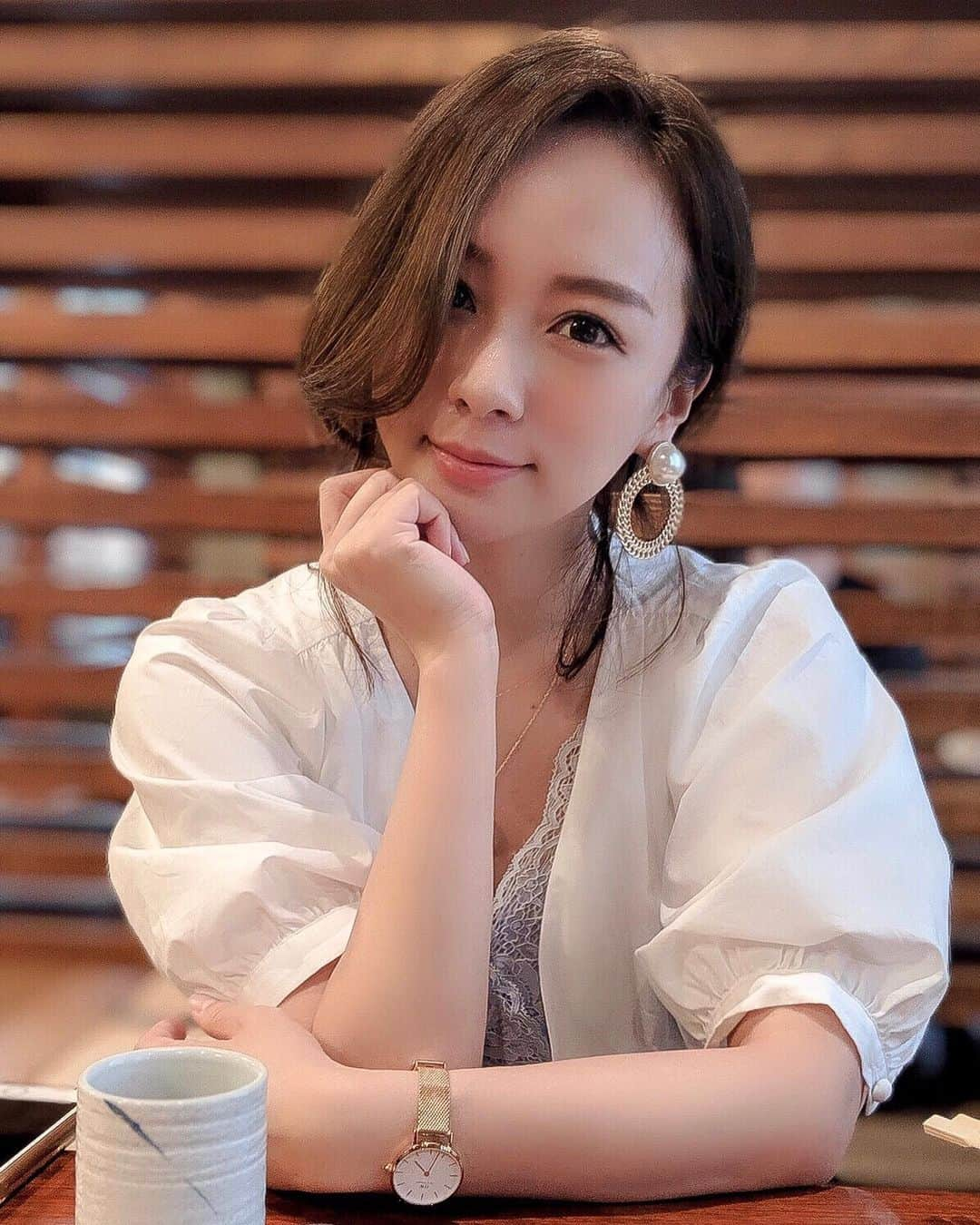 野田華子さんのインスタグラム写真 - (野田華子Instagram)「チームラボに行く前にちょっと髪の毛切りました✂︎カラーも少し明るく。﻿ これは結んでるから分かりにくいね💦💦﻿ 本当に少しずつしか切ってないからパパにも子供達にも全然気付かれないけど🤣﻿ puchu!に行った時の写真と見比べるとかなり短くなりました😊﻿ さっぱりさっぱり。﻿ ﻿ 雨の日はまとめ髪に大ぶりピアス。﻿ ファッション誌や美容本で言われてる定番だけど、「適当に結んだ髪の毛も大ぶりのピアスをつけるだけで何だかそれっぽく、適当な髪の毛も実は計算されてるように見える」という不思議。﻿ 最近はeimyのこのピアスばかり付けててお気に入り😊﻿ ﻿ そしてスワイプ2枚目。﻿ 最近購入した夏アイテム。﻿ 私の中で最強に皮脂崩れしない下地、プリマヴィスタから最強ブラックプリマとお粉が出てたから﻿ Amazonで購入🤤﻿ もう何年もTゾーンの下地はマストでプリマ👏﻿ ﻿この下地発明した人天才。笑 ﻿ ﻿ #パパカメラマン﻿ #腕短いよ﻿ #って連呼﻿ #失礼しちゃう﻿ #笑﻿ #話に脈略がなさすぎる﻿ #😂﻿ #オススメコスメ﻿ #夏コスメ﻿ #ヘビロテ﻿ #プリマヴィスタ﻿ #ブラックプリマ﻿ #皮脂崩れ防止﻿ ﻿」6月25日 18時35分 - noda.hanako