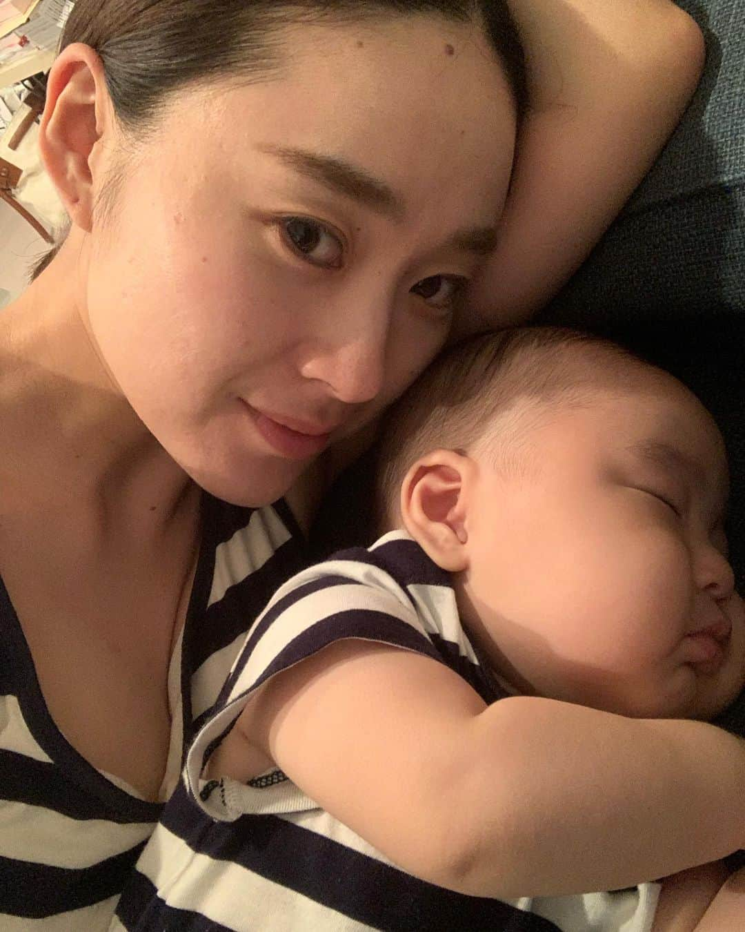 長屋なぎささんのインスタグラム写真 - (長屋なぎさInstagram)「4months.👶 . . 昨日で景色も4ヵ月。 毎月23日の終わり頃から24日は出産の事を思い出しひたっています。 写真や動画を見返してはあっ、4ヵ月前の今頃お腹痛くなったな。クルクル回って出てきた頃だなとか。そんな事を毎月の24日は思い返しては息子をギュッとする繰り返しです。 . .  ここ最近は寝返りをうち、ベビーベットのたかさを低くし成長に合わせて少しずつ環境も変化。 周りに興味も出てきて、 私の友達や仕事の人に会うとニコっとし周りを笑顔にさせる。 小さな身体で少しづつ自分で感じて表現していく。 もう4ヶ月、でもまだ4ヶ月。 今月も日々大切に、向き合い過ごそう🕊🕊☺️ 愛おしいが止まらない♡」6月25日 18時29分 - nagisanagaya