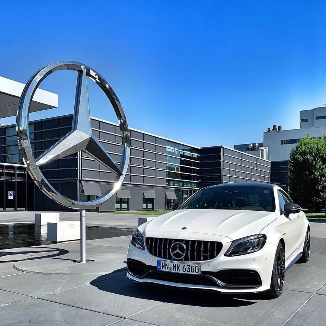 メルセデス・ベンツさんのインスタグラム写真 - (メルセデス・ベンツInstagram)「Can you hear him roar? 🦁 Engine built and photo shot by @f1mike28. __________ [Mercedes-AMG C 63 S Coupé | Kraftstoffverbrauch kombiniert: 10,1 l/100 km | CO₂-Emissionen kombiniert: 230 g/km | mb4.me/nefz] . #MercedesBenz #🌟 #MercedesAMG #AMG #CClass #AMGC63S #Onemanoneengine #mbfanphoto #whitecars #automotivedesign #mbcar」6月25日 18時30分 - mercedesbenz