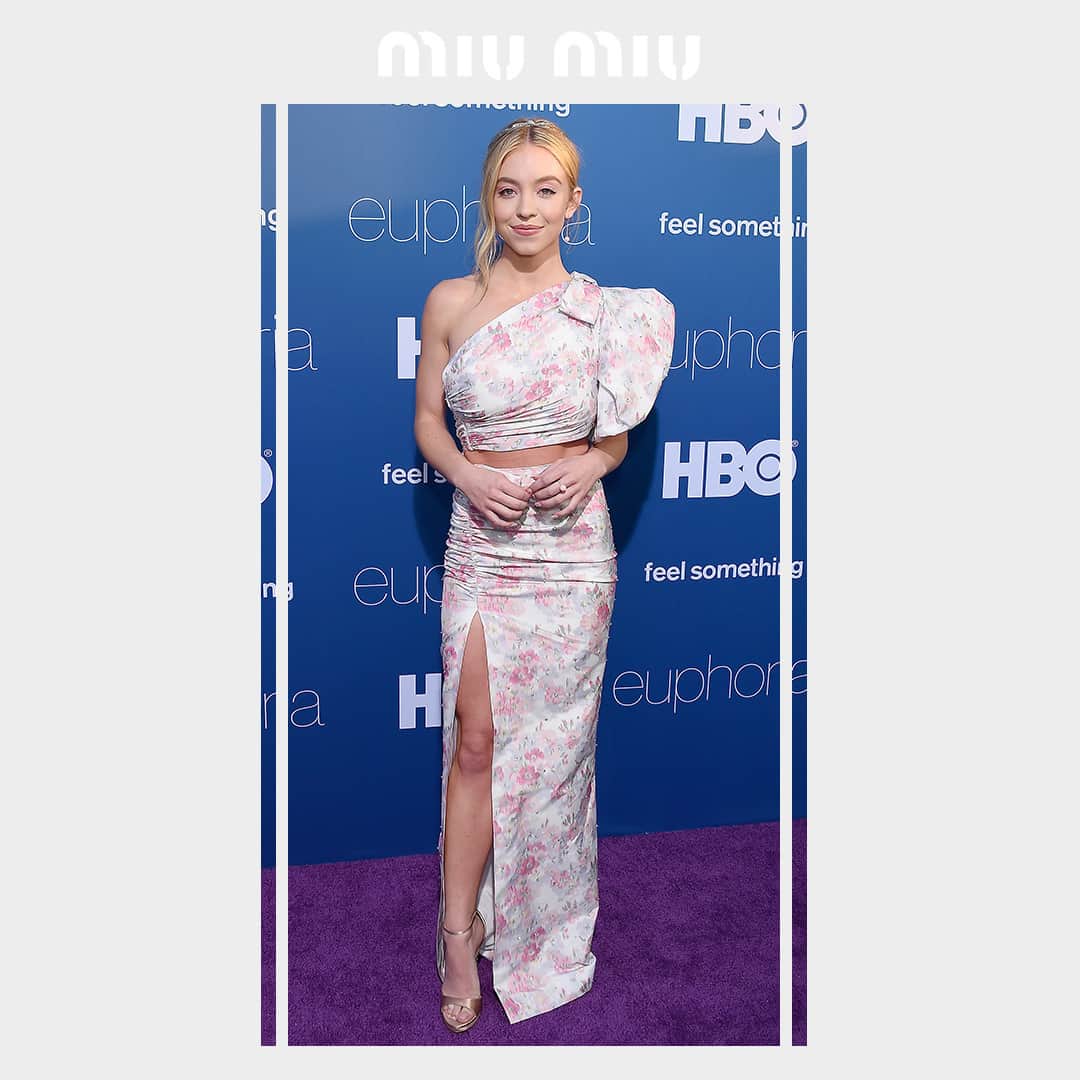Miu Miuさんのインスタグラム写真 - (Miu MiuInstagram)「#SydneySweeney chose a #MiuMiu gown characterized with floral print and big bow detail while attending HBO’s Euphoria première in Los Angeles.  #MiuMiuCelebrities」6月25日 18時30分 - miumiu