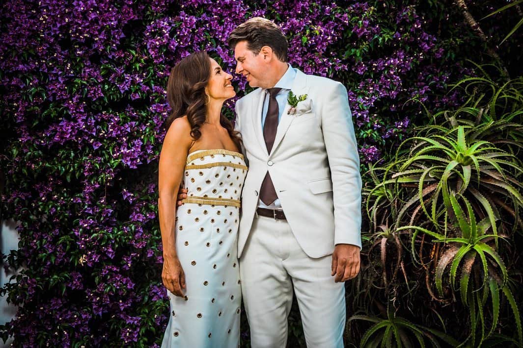 ロビン・ファン・ペルシのインスタグラム：「Congratulations to our best friends Mr&Mrs Vos 😍 #AllesTeveelWedding 🔥  #BucketListMomentje #Babs #Celebrant ✔️ It was an honour! ❤️ @mrsdiezmarico @keesvosseg」