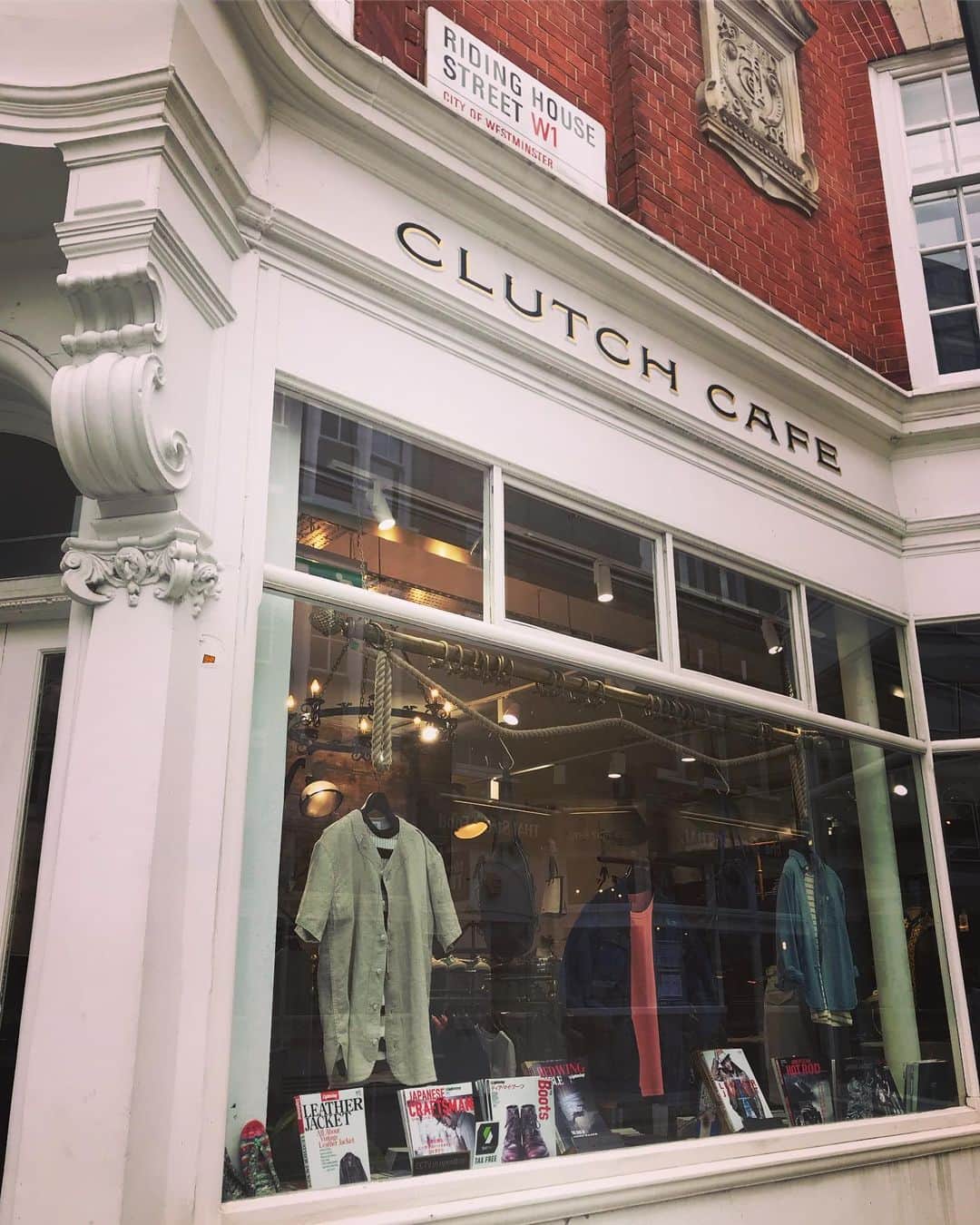 アヤメさんのインスタグラム写真 - (アヤメInstagram)「Say hello to @clutchcafelondon 👋🏼🇬🇧🧦 #ayamesocksstockist ロンドンの取引先を訪問しました😃#clutchcafelondon ロンドンのど真ん中にこのテイストがあるのはカッコいい！#londonfashion #japanesefashion #americanheritage #greatportlandstreet #oxfordcircus #clutchmagazine #clutchmagazinejapan #エイ出版社 #ayameparislondonbeertherapy2019」6月25日 18時33分 - ayame_socks