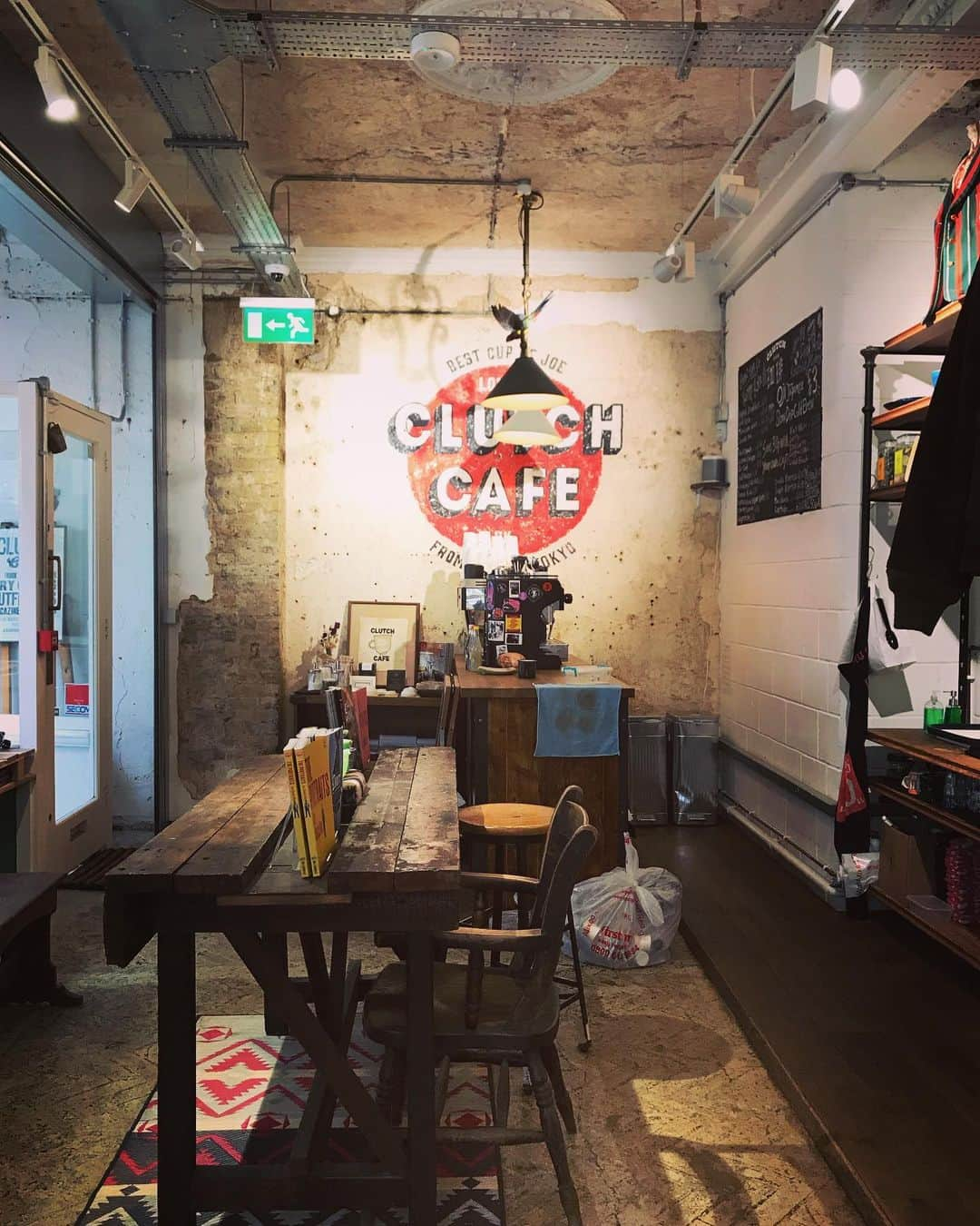 アヤメさんのインスタグラム写真 - (アヤメInstagram)「Say hello to @clutchcafelondon 👋🏼🇬🇧🧦 #ayamesocksstockist ロンドンの取引先を訪問しました😃#clutchcafelondon ロンドンのど真ん中にこのテイストがあるのはカッコいい！#londonfashion #japanesefashion #americanheritage #greatportlandstreet #oxfordcircus #clutchmagazine #clutchmagazinejapan #エイ出版社 #ayameparislondonbeertherapy2019」6月25日 18時33分 - ayame_socks