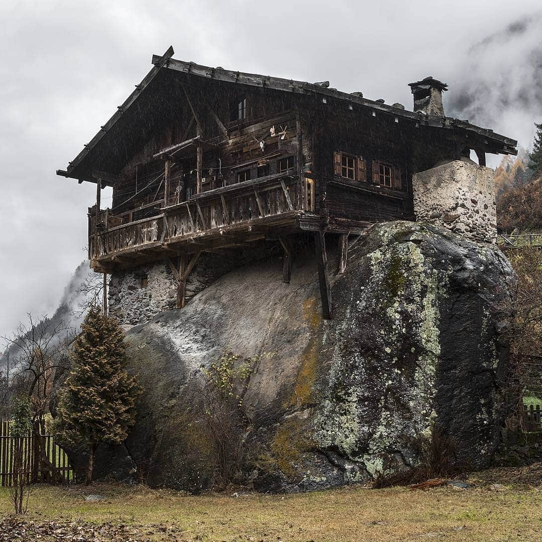 Discover Earthさんのインスタグラム写真 - (Discover EarthInstagram)「"More than 150 years ago this house was built on ground-level. In 1882 a rogue flood caused by a near stream swept away the surroundings, but the cabin has withstood the flood. Surprisingly a giant rock appeared under the cabin, which saved the house and it's residents from being swept away 🌊" 🇮🇹 Tag someone who will love this story and photo ! — 📍#DiscoverItaly — 📸  Photo and Caption by @stefan_mahl」6月25日 18時33分 - discoverearth