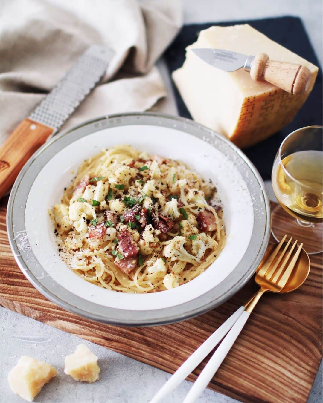 utoshさんのインスタグラム写真 - (utoshInstagram)「【レシピ有り】Carbonara. 今日はパルミジャーノ・レッジャーノを使って生クリームを使わずに作る全卵カルボナーラ。具にはカリフラワーとベーコンをつかって！ . しっかりパルミジャーノ・レッジャーノのチーズを使えば、生クリームを使用しなくても、濃厚なカルボナーラが作れるんですよね。そしてそれが本当に美味しい！本場イタリアのカルボナーラは生クリームを使わないこのタイプのカルボナーラなんですよ。 . 今日はカリフラワーとベーシックなベーコンをつかいつつ、とっても美味しいカルボナーラを作りましたよ！ 最後にはパルミジャーノ・レッジャーノたっぷり、黒こしょうたっぷりが美味しいです！ぜったいオススメな一品ですので、ぜひ作ってみてください！  パルミジャーノ・レッジャーノの塊はアルミホイルでくるんでおくと日持ちがするので、保存するときはアルミホイルで包んでおくといいですよ！ . . レシピは↓ ＿＿＿＿＿ .  ベーコンとカリフラワーの全卵カルボナーラ（2人前） . 【材料】 パスタ　160〜200g ベーコン 70g カリフラワー 1/4個 . 卵 2個 パルミジャーノ・レッジャーノ 14g 塩　適量 黒こしょう　適量 . ニンニク 1片 . パスタを茹でる用の塩 ・水1リットルの場合　塩8g ・水2リットルの場合　塩16g . オリーブオイル　大さじ1 . . 【作り方】 （1）カリフラワーとベーコンを食べやすい大きさに切る（カリフラワーは細かめに切ると良い） （2）卵をよく解きほぐし、ボールに移し、削ったチーズを混ぜ合わせておきます。 （3）パスタを茹で始める。 （4）フライパンにオリーブオイルを入れ、ニンニク、ベーコン、カリフラワーを入れ、火を通していく。 （5）2分くらい茹でた茹で汁をフライパンにおたま半量分くらい入れ、ニンニクが焦げるのを止めます。 （6）パスタが茹で上がる1分前くらいで、フライパンに移し、絡め合わせる。 （7）最後にフライパンから卵の入ったボールに移し、よく混ぜ合わせて皿に盛りつける。 （8）最後に上から黒こしょう、パルミジャーノ・レッジャーノをトッピングする。 ＿＿＿＿＿ . . ぜひ作ってみてくださいね。 No local No food おいしく楽しく！ . . . フーディーテーブル（@foodietable.jp）さんからのご依頼でレシピを作らせて頂きました。 . . #パルミジャーノレッジャーノ　#parmigianoreggiano #パルミジャーノ・レッジャーノ #パスタ #pasta #カルボナーラ #全卵カルボナーラ #とりあえず野菜食 #フーディーテーブル #タイアップ . . #ellegourmet#lunch#brunch#breakfast#foodporn#instagramjapan#vsco#IGersJP#onthetable#ランチ#おうちカフェ#うちごはん#暮らし#フーディーテーブル #cooking#homemade#おうちごはん#朝ごはん#japanesebreakfast#f52grams」6月25日 18時44分 - utosh