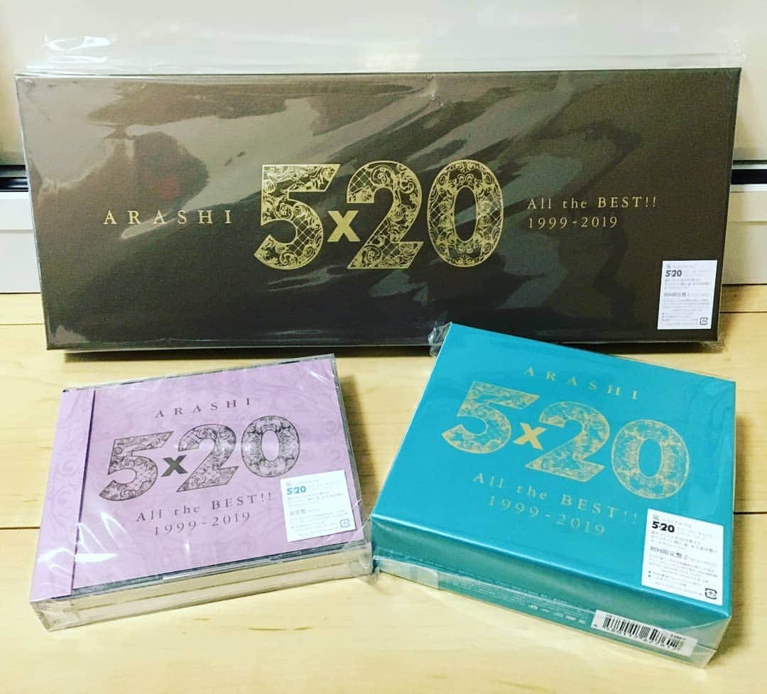 星奈津美のインスタグラム：「待ちに待った日！！！フラゲしました✨ ジャケットが豪華すぎて感動し、中身開けて泣きそうになり😢 この先どうなってしまうのか、、 覚悟して正座して鑑賞する。 #嵐 #5x20 #嵐5x20 #ベストアルバム」