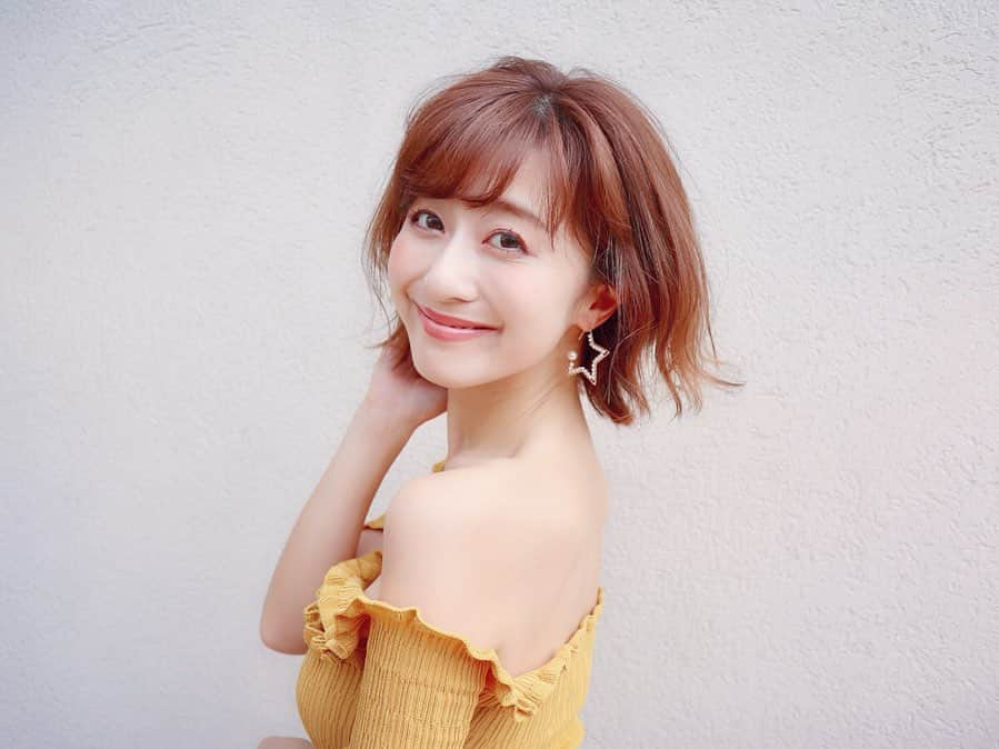 水野佐彩さんのインスタグラム写真 - (水野佐彩Instagram)「・ 海に行きたいぜなコーデ🌺🧡💛 先週髪色をベージュにしたの💇🏽‍♀️ @inamochinaoki #いなヘアー 稲用ボブはストレートも外ハネも可愛く決まる😎💕💕 前回入れたハイライトもいい感じ🥺❤️ チラリと見える星のピアスは @naturali_jewelry 🌟 可愛すぎて真由とお揃いにしたんだあ☝🏻💓 26日から新宿高島屋にオープンするんだって🥰✨ #coordinate tops#valmuer @valmuer_official  pants#満彩の hat#helenkaminski @helen_kaminski  pierce#naturalijewelry @naturali_jewelry  #sサイズコーデ #153cmコーデ #おちびコーデ #おちびの輪 #ナチュラリジュエリー #ヴェルムーア #夏コーデ #海コーデ」6月25日 18時39分 - saaya_mizuno