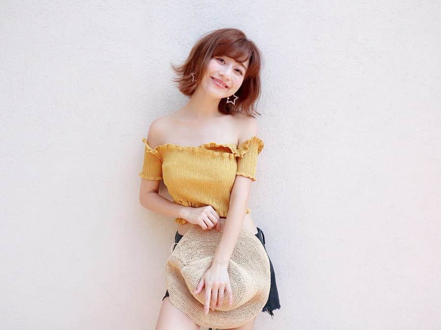 水野佐彩さんのインスタグラム写真 - (水野佐彩Instagram)「・ 海に行きたいぜなコーデ🌺🧡💛 先週髪色をベージュにしたの💇🏽‍♀️ @inamochinaoki #いなヘアー 稲用ボブはストレートも外ハネも可愛く決まる😎💕💕 前回入れたハイライトもいい感じ🥺❤️ チラリと見える星のピアスは @naturali_jewelry 🌟 可愛すぎて真由とお揃いにしたんだあ☝🏻💓 26日から新宿高島屋にオープンするんだって🥰✨ #coordinate tops#valmuer @valmuer_official  pants#満彩の hat#helenkaminski @helen_kaminski  pierce#naturalijewelry @naturali_jewelry  #sサイズコーデ #153cmコーデ #おちびコーデ #おちびの輪 #ナチュラリジュエリー #ヴェルムーア #夏コーデ #海コーデ」6月25日 18時39分 - saaya_mizuno