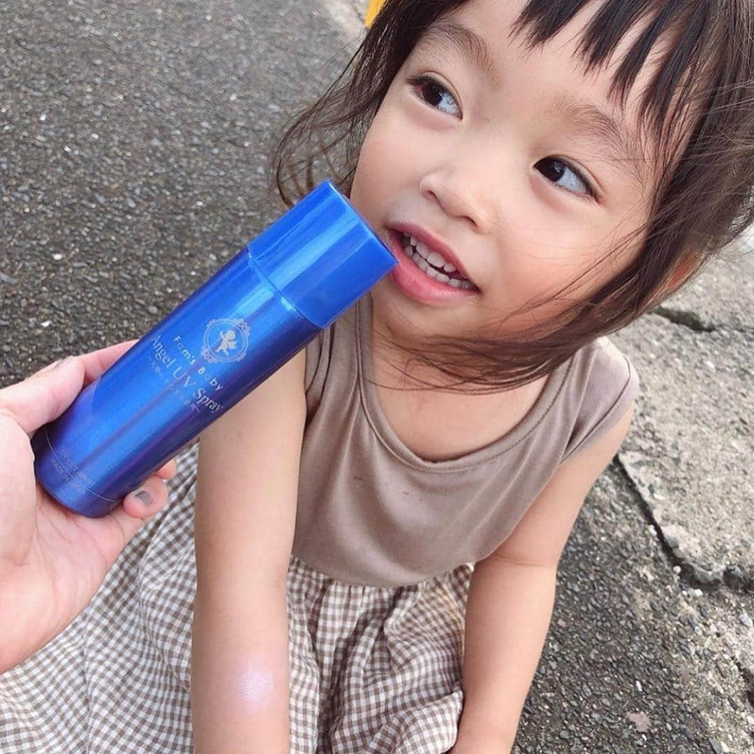 Fam's Baby ファムズベビーさんのインスタグラム写真 - (Fam's Baby ファムズベビーInstagram)「お肌が弱いお子様でも安心してお使い頂けます☘️ ・ ・ #女の子まま#famsbaby#新米ママと繋がりたい#コドモダカラ#まま#子供とお出かけ#ママ会#子育てあるある ・ #Repost @aiko_fuchi ・・・ . 2019.06.23 . . 夏は日焼け止めが必須🌴☀️ 子供達も外出る前は日焼け止めつけるよ👍✨ ゆずの幼稚園行く前は念入りに💗 . . ファムズベビー様から頂いたUVスプレー♥ 赤ちゃんから使える肌に優しい日焼け止め👶☀︎ 日焼け止めってベタベタになりがちだけど このUVスプレーは付け心地サラサラだからいい感じ🙆‍♀️💗 ファムズUVで検索してみてね✔️♪ . . . #ファムズuv#famsuv#ファムズ日焼け止め#エンジェルuvスプレー#angeluv#敏感肌日焼け止め#promotion #1歳#女の子ママ#姉妹ママ#ママリ#ベビフル#コノビー#コドモノ#mamagirl#ママタス#子育てぐらむ#comona」6月25日 18時40分 - famsbaby